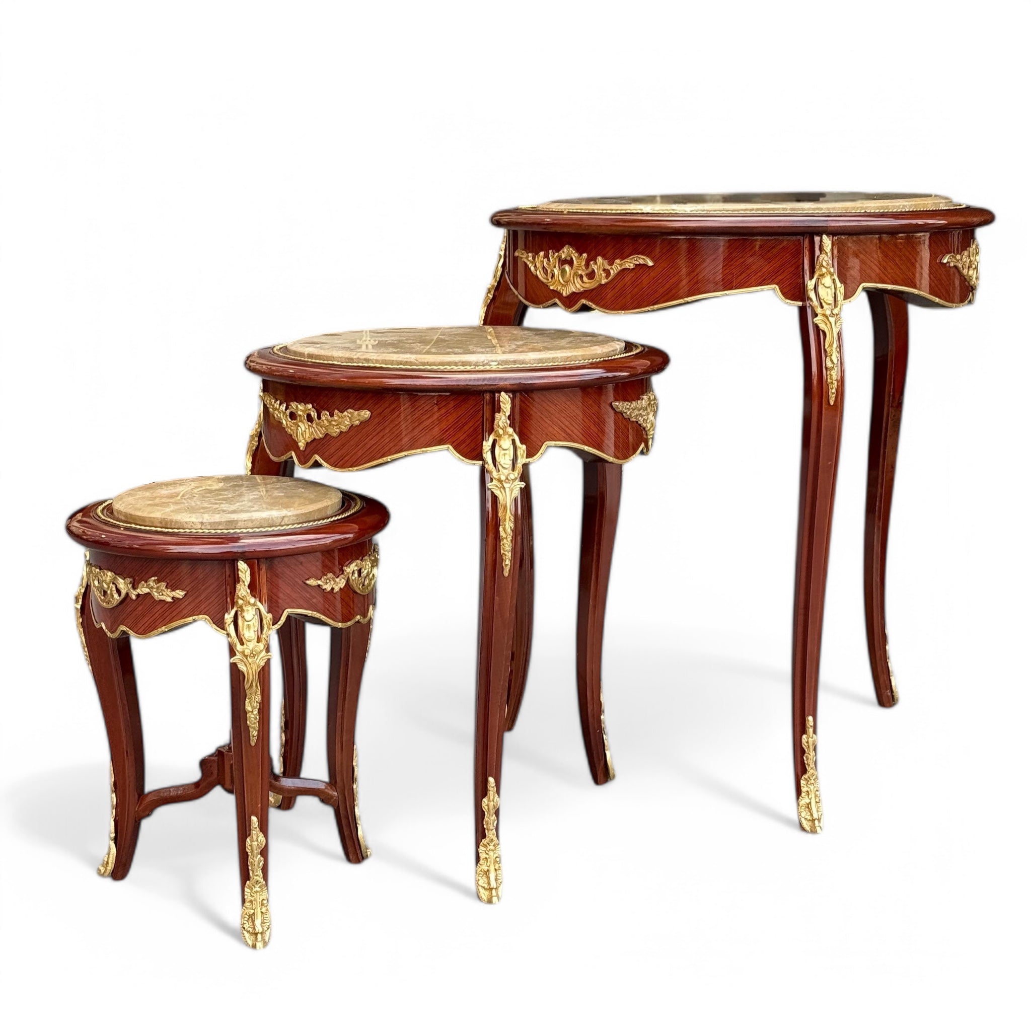 طقم طاولات متداخلة كلاسيكية بتصميم فاخر - طقم أنيق مستوحى من الكلاسيكيات، يجمع بين جمال التصميم وفخامة الخامات. مصنوع من الخشب الطبيعي بتشطيب فاخر، وتزدان الحواف بزخارف نحاسية ذهبية تضيف لمسة راقية، بينما يغطي السطح رخام فاخر يمنح الطاولات طابعًا مميزًا يجعلها خيارًا مثاليًا للديكور أو الاستخدام العملي بجانب الأرائك أو في زوايا الصالون الخامةهيكل خشبي طبيعي مزين بتفاصيل نحاسية ذهبية وسطح رخامي فخم يوحي بالفخامة المقاساتالعرض 60 سمالارتفاع 70 سم