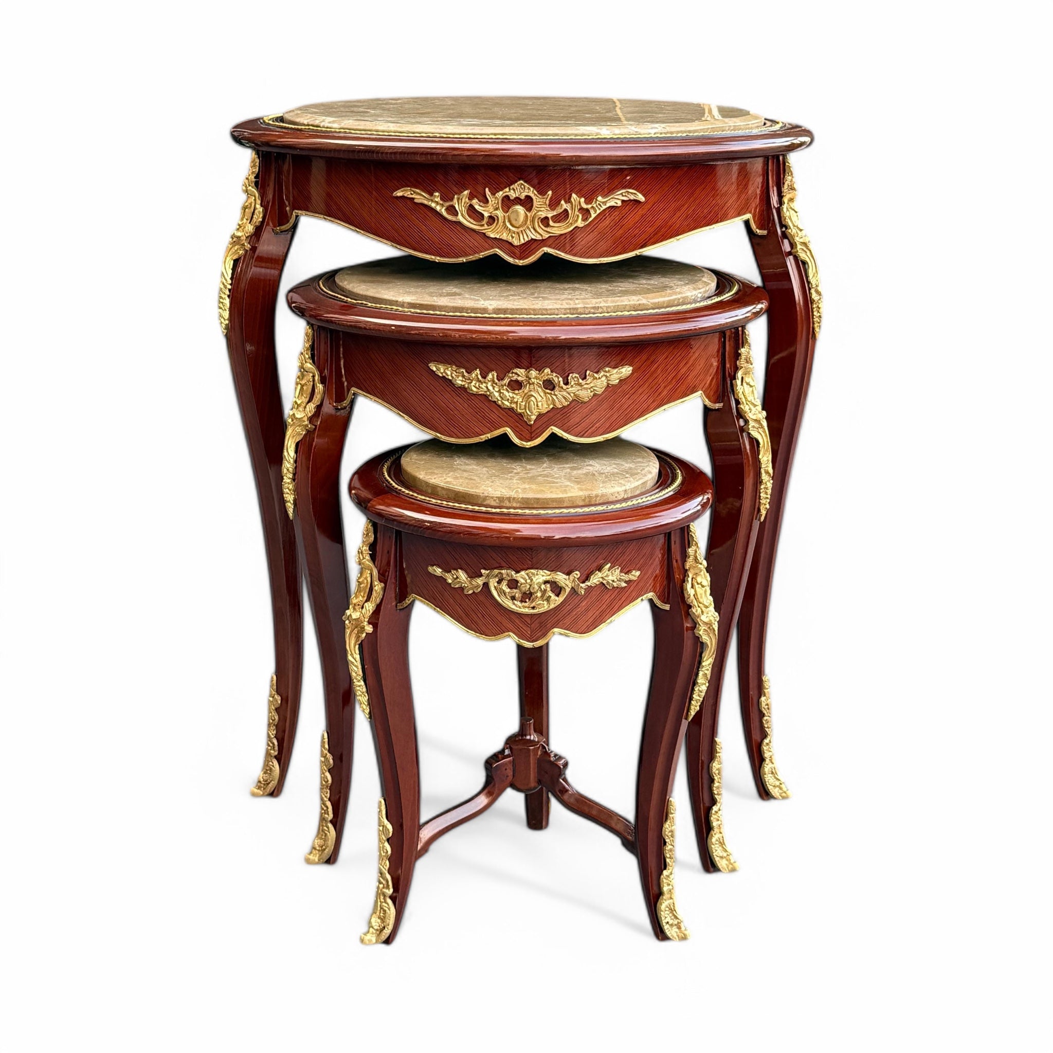 طقم طاولات متداخلة كلاسيكية بتصميم فاخر - طقم أنيق مستوحى من الكلاسيكيات، يجمع بين جمال التصميم وفخامة الخامات. مصنوع من الخشب الطبيعي بتشطيب فاخر، وتزدان الحواف بزخارف نحاسية ذهبية تضيف لمسة راقية، بينما يغطي السطح رخام فاخر يمنح الطاولات طابعًا مميزًا يجعلها خيارًا مثاليًا للديكور أو الاستخدام العملي بجانب الأرائك أو في زوايا الصالون الخامةهيكل خشبي طبيعي مزين بتفاصيل نحاسية ذهبية وسطح رخامي فخم يوحي بالفخامة المقاساتالعرض 60 سمالارتفاع 70 سم