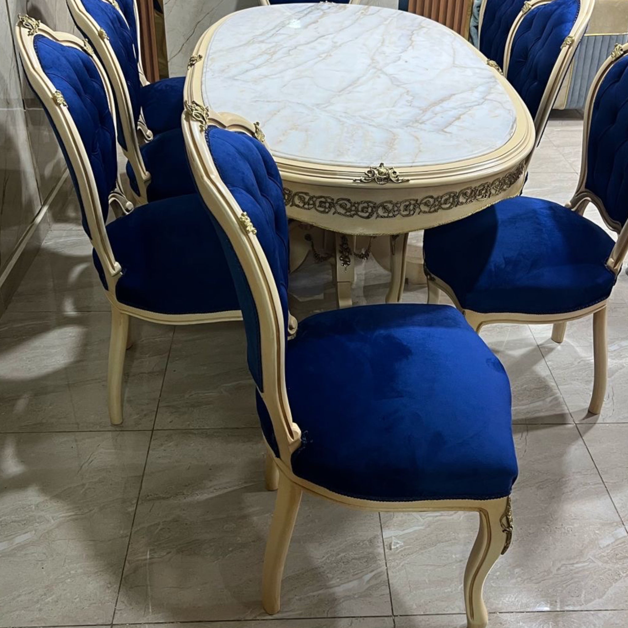 ترابيزة سفرة كلاسيك اوف وايت مطعمة بالنحاس - ترابيزة سفرة كلاسيكية اوف وايت من الخشب الزان و مطعمة بالنحاس المشغول يدويا المقاسات: W 160 CM * B 90 CM * H 87 CM W 180 CM * B 90 CM * H 87 CM