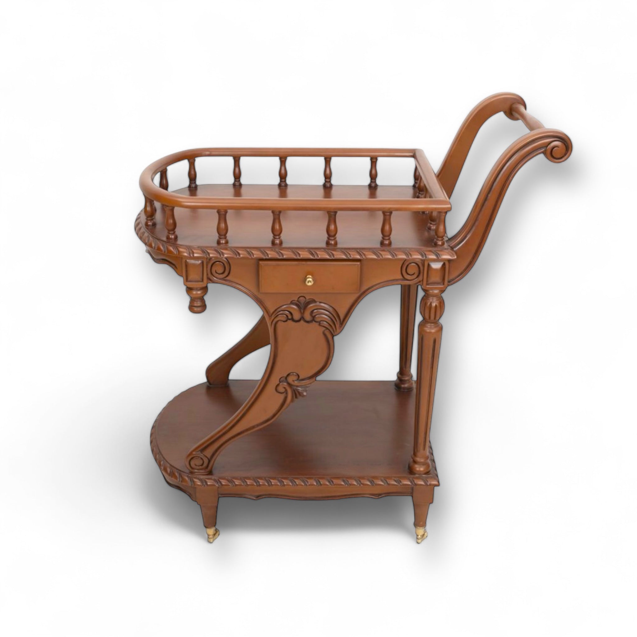 تروللي شاي كلاسيك بني – تصميم فاخر بدورين ودرج تخزين - قطعة أنيقة تجمع بين العملية والفخامة. تروللي شاي بتصميم كلاسيك مميز من خشب الزان الطبيعي مع قشرة فاخرة، بلون بني دافئ وتفاصيل منحوتة تضيف لمسة من الرقي. مزود بدرج عملي لتخزين الأدوات الصغيرة، مع دورين لعرض وتقديم المشروبات، وعجل ذهبي في الأرجل لسهولة الحركة. مثالي للمجالس الكلاسيكية أو ركن الضيافة، ويضيف لمسة تراثية أنيقة لأي مساحة. الخامةخشب زان طبيعي – قشرة طبيعية – عجل معدني ذهبي – دهان استر بني المقاساتالعرض 95 سم × العمق 45 سم × الارتفاع 85 سم