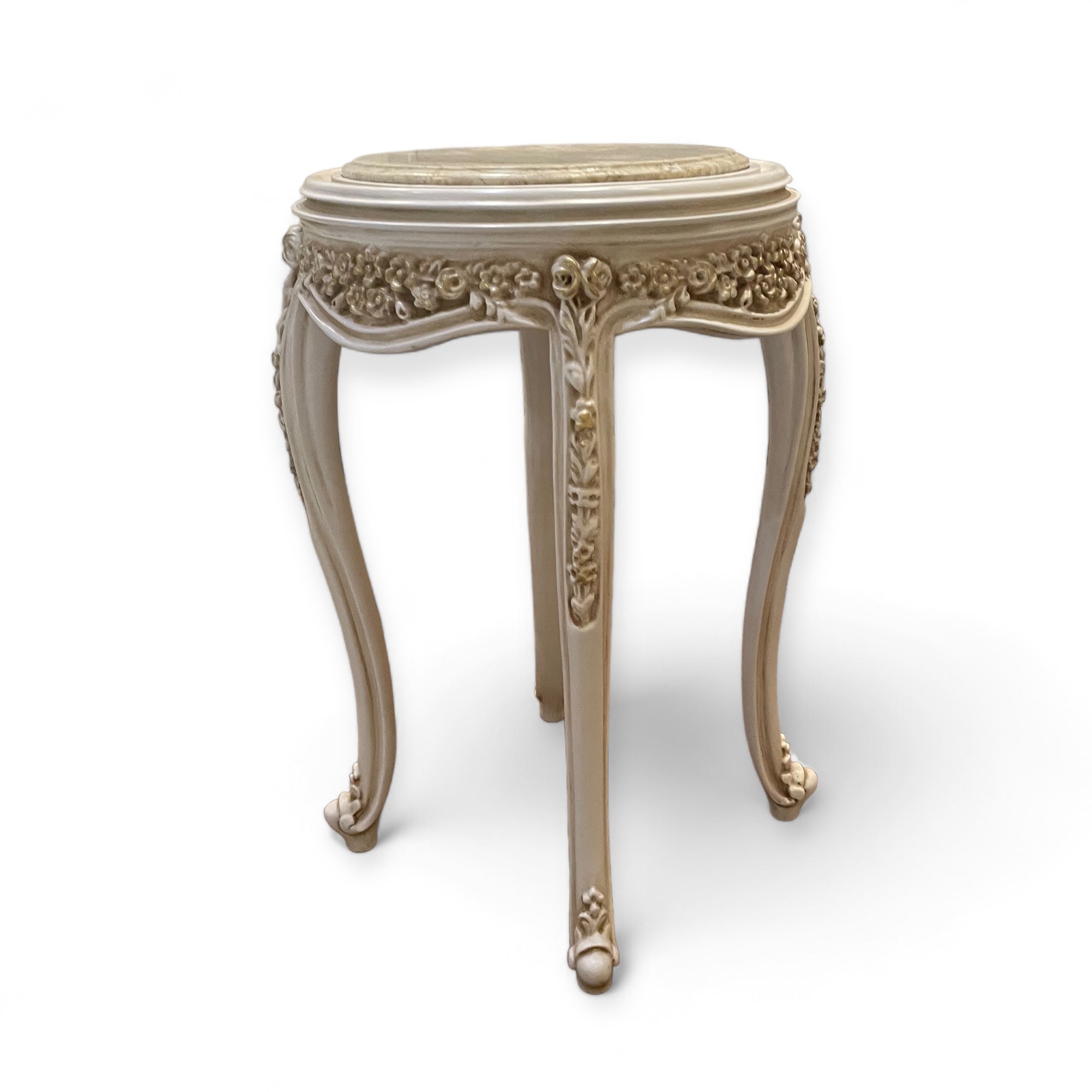 ترابيزة كورنر كلاسيك بلمسة أوف وايت مترب – بقرصة رخام طبيعية - قطعة فنية راقية بتصميم أنيق مستوحى من الطراز الكلاسيكي. مصنوعة من خشب الزان الطبيعي، ومزينة بدهان أوف وايت مترب بلمسة ناعمة تضيف إحساس بالفخامة. القرصة من الرخام الطبيعي الفاخر لتعزز الشكل النهائي وتعطيها ثبات وأناقة الخاماتخشب زان طبيعي – دهان أوف وايت مترب – قرصة من الرخام الطبيعي المقاساتالعرض: 55 سم × العمق: 55 سم × الارتفاع: 70 سم