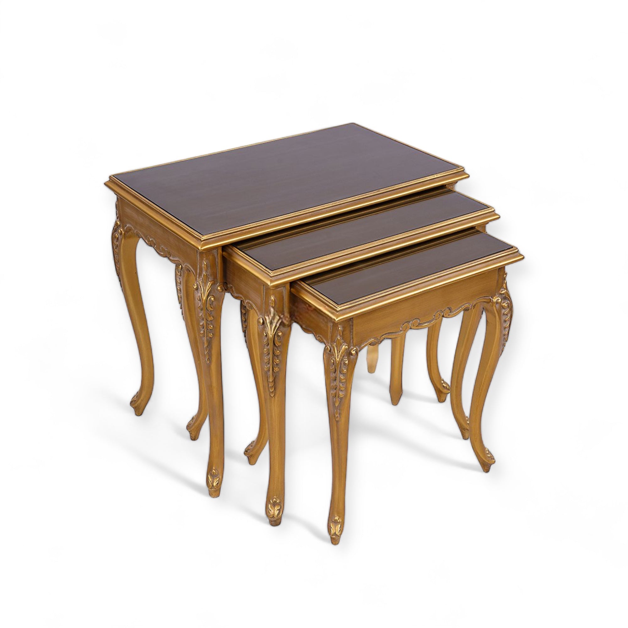 طقم ترابيزات ثلاثي كلاسيك بزجاج بني - طقم ترابيزات ثلاثي متداخل بتصميم كلاسيكي فاخر، مصنوع من الخشب الزان الطبيعي المتين ومطلي بدهان دهبي مترب يضيف لمسة فخامة على المكان. يتميز بقرصات زجاج بلون بني أنيق، مما يجعله قطعة مثالية لإضافة لمسة ديكور مميزة في غرفة المعيشة أو الصالون المقاساتعرض 60 سم × عمق 38 سم × ارتفاع 60 سمعرض 50 سم × عمق 34 سم × ارتفاع 50 سمعرض 30 سم × عمق 26 سم × ارتفاع 30 سم