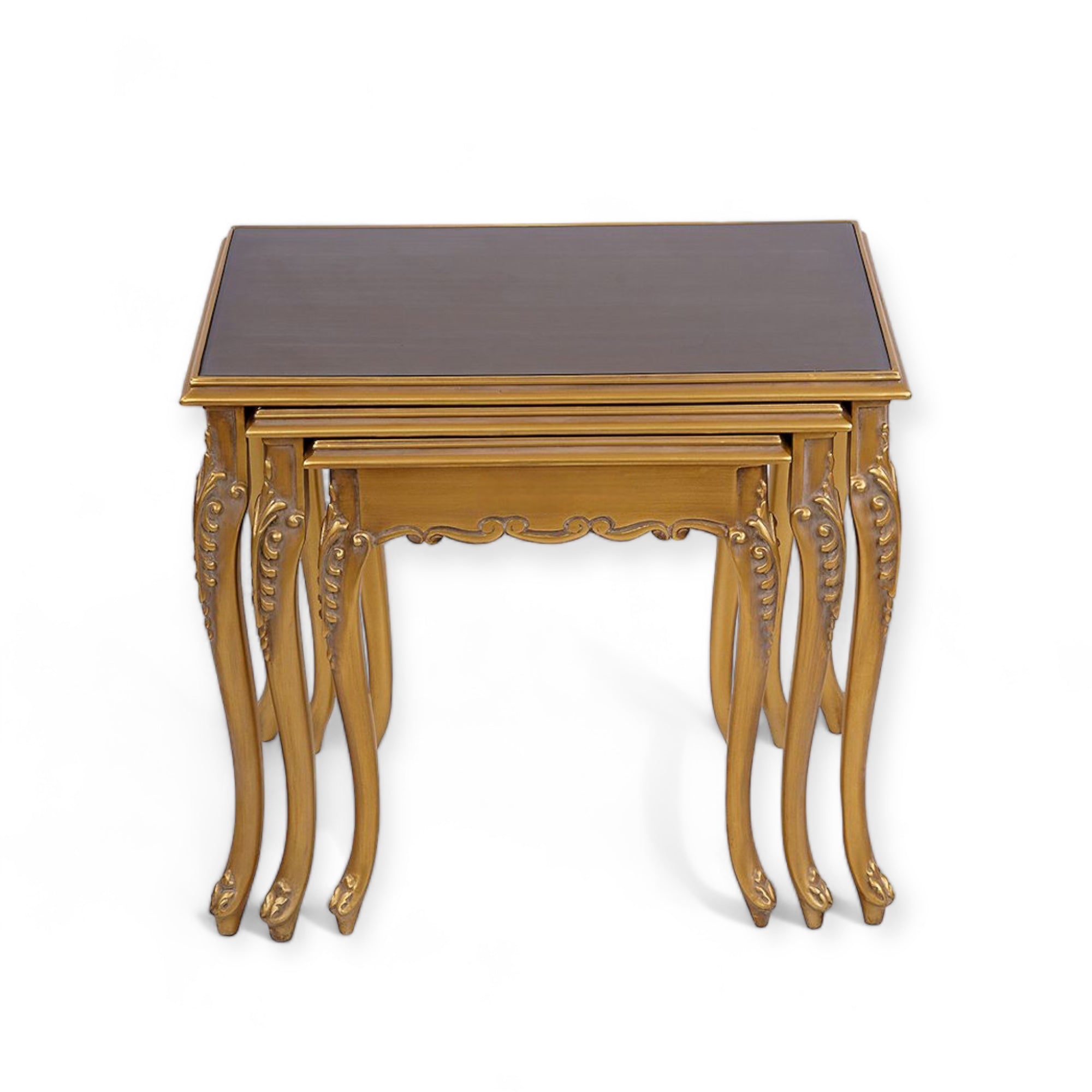 طقم ترابيزات ثلاثي كلاسيك بزجاج بني - طقم ترابيزات ثلاثي متداخل بتصميم كلاسيكي فاخر، مصنوع من الخشب الزان الطبيعي المتين ومطلي بدهان دهبي مترب يضيف لمسة فخامة على المكان. يتميز بقرصات زجاج بلون بني أنيق، مما يجعله قطعة مثالية لإضافة لمسة ديكور مميزة في غرفة المعيشة أو الصالون المقاساتعرض 60 سم × عمق 38 سم × ارتفاع 60 سمعرض 50 سم × عمق 34 سم × ارتفاع 50 سمعرض 30 سم × عمق 26 سم × ارتفاع 30 سم