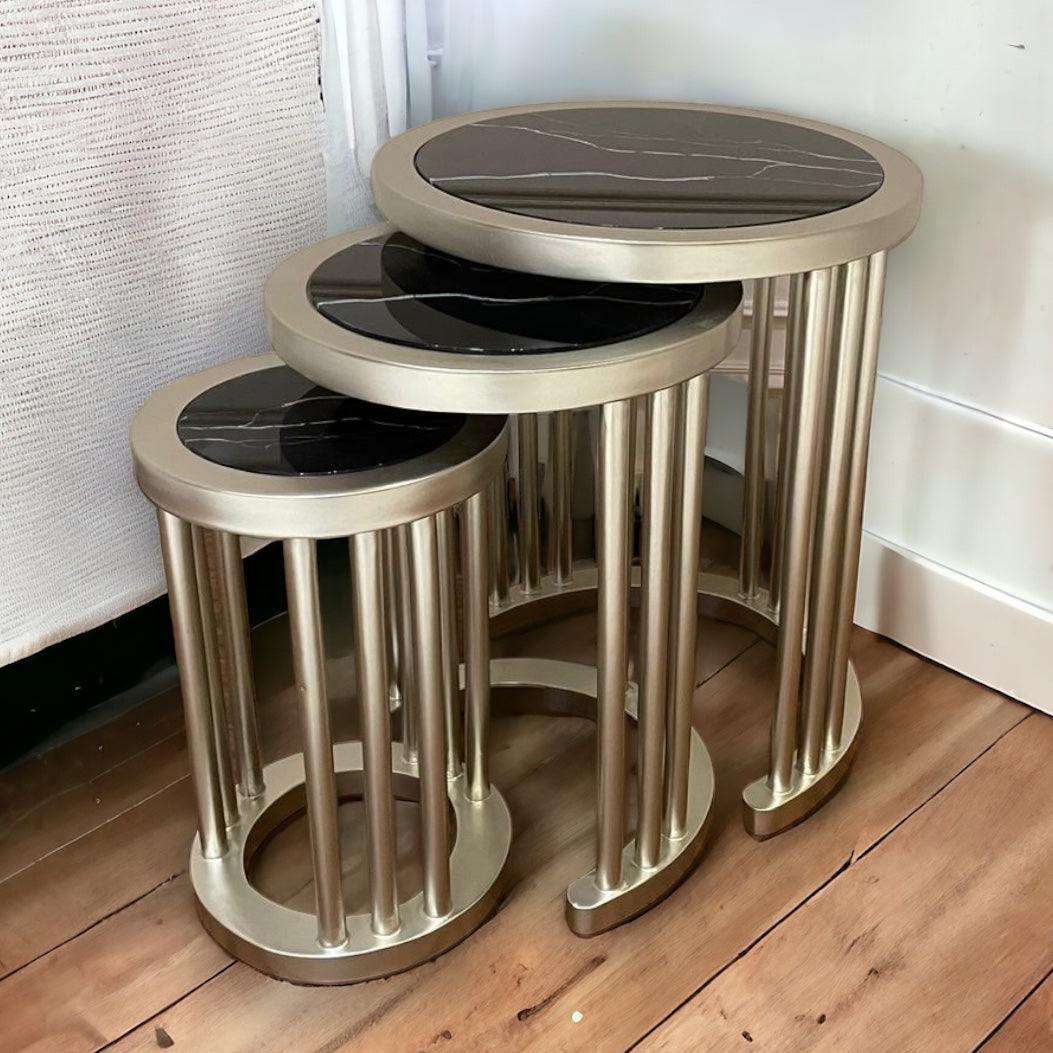 طقم ترابيزات مودرن شامبين فضي بزجاج رخامي - طقم ترابيزات جانبية بتصميم عصري أنيق، يتكوّن من ثلاث ترابيزات متداخلة بلمسة شامبين فضي تضيف فخامة لأي مساحة. مناسب للليفنج أو الاستقبال أو حتى كمكمل ديكور بجانب الركنة مصنوع من خشب الزان الطبيعي، والقرص من زجاج شبيه بالرخام الأسود بخطوط بيضاء أنيقة، ليمنحك شكل فاخر بخامة عملية وسهلة التنظيف الخاماتخشب زانزجاج شبيه بالرخامدهان شامبين فضي المقاساتالعرض 50 سم × الارتفاع 60 سم