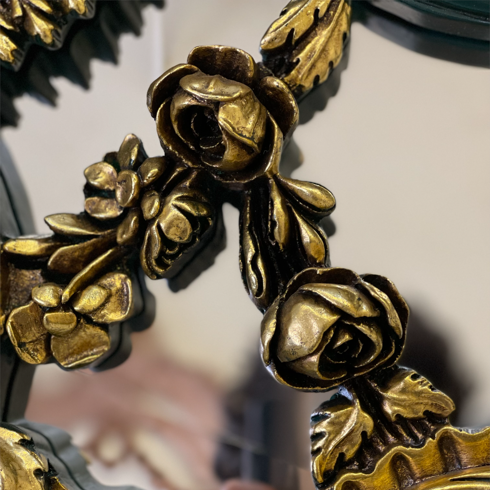 برواز ملكي هاند ميد - برواز انتيك مصنوع من الخشب الزان الطبيعي والحفر اليدوي المميز لاضافة لمسة جماليه فخمة والدهان ورق دهب و الزجاج جريش المقاسات: W 122 CM * H 240 CM