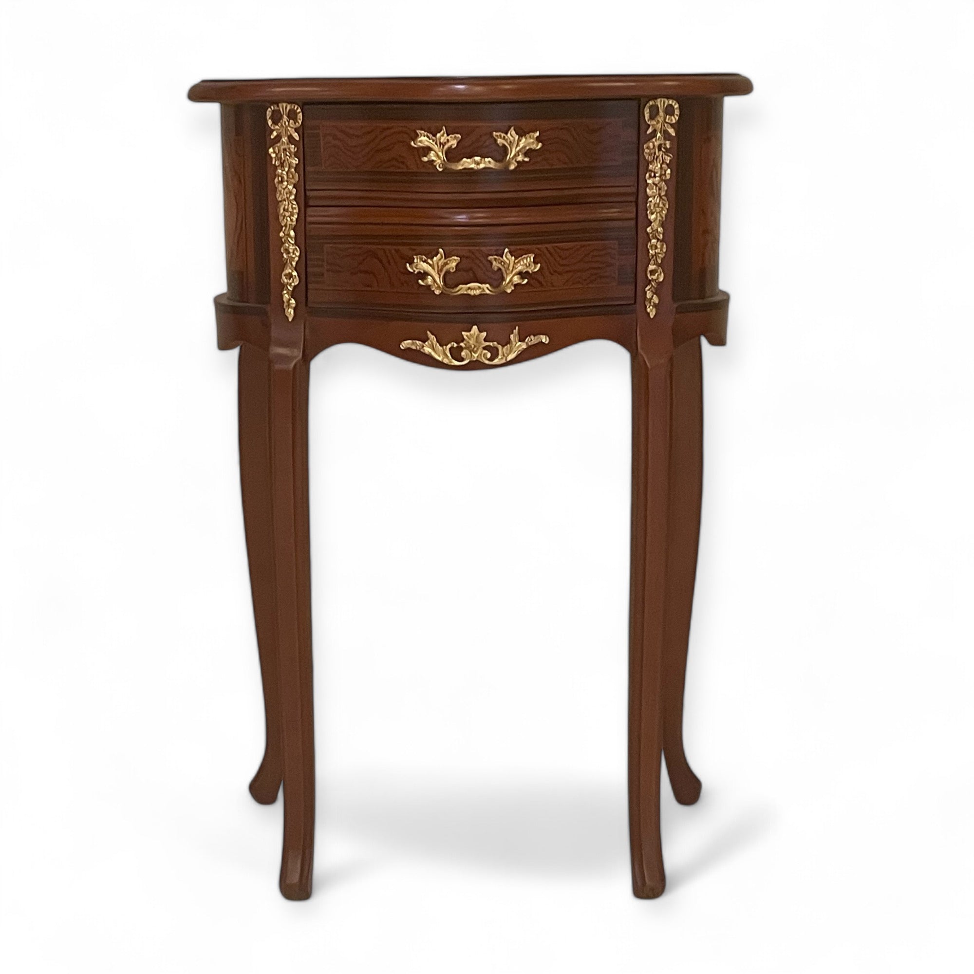 كومود فرنسي بتطعيم نحاس – 3 أدراج بتصميم كلاسيكي فاخر - قطعة كلاسيكية مميزة بطراز فرنسي أنيق، مصنوعة من خشب طبيعي مطعم بالنحاس اللامع مع قشرة فاخرة ولمسات زخرفية تضيف عمق وأناقة. الكومود مزود بثلاثة أدراج عملية، وتعلوه قرصة زجاجية تحمي السطح وتكمل الشكل الراقي. مثالي للاستخدام بجوار السرير أو في ركن أنيق داخل غرفة المعيشة أو حتى كمود مميز في مدخل البيت. الخامةخشب طبيعي – قشرة طبيعية – تطعيمات نحاس – قرصة زجاج المقاساتالعرض 50 سم × العمق 30 سم × الارتفاع 75 سم