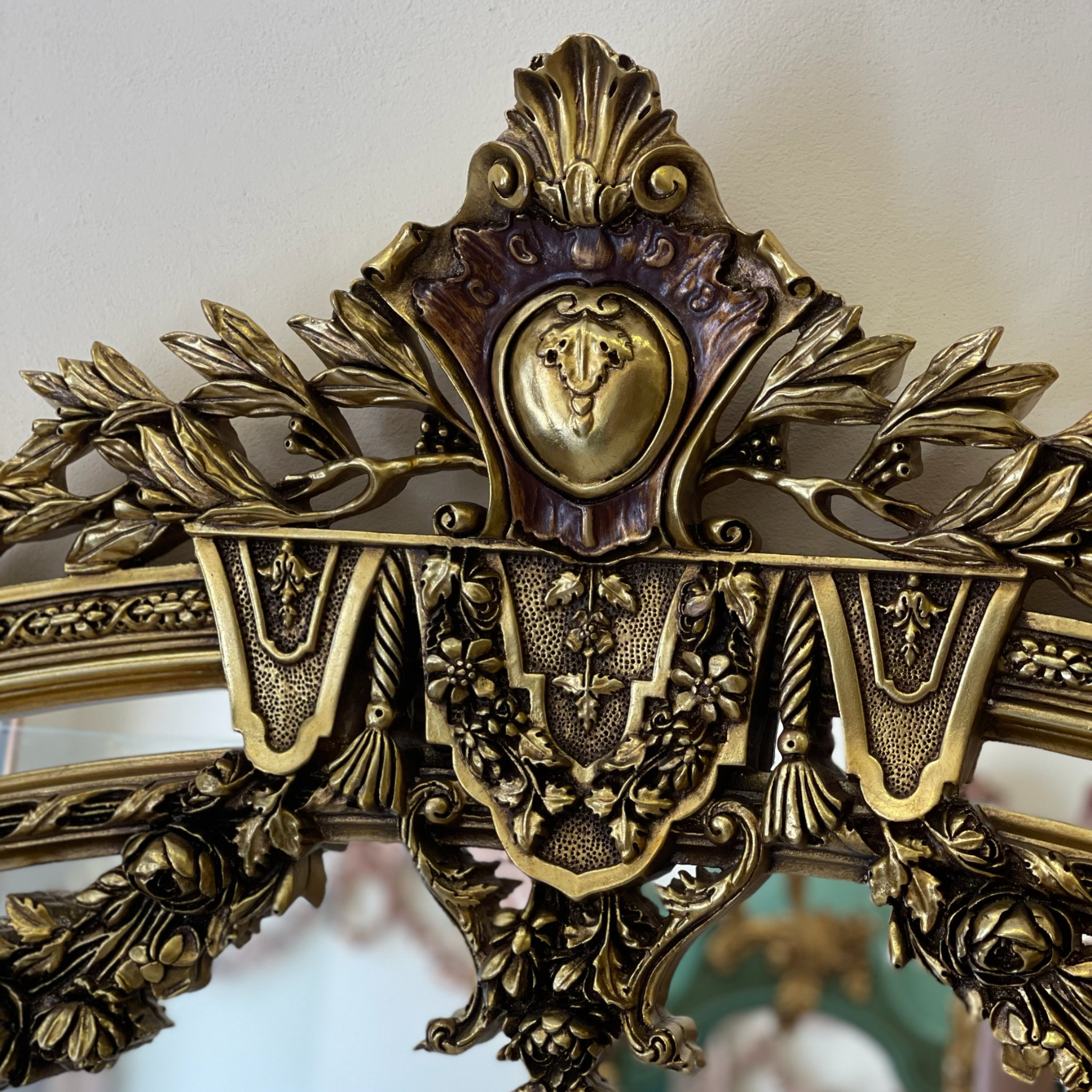 برواز ملكي دهبي - برواز انتيك فخم مصنوع من الخشب الزان الطبيعي والحفر اليدوي المميز لاضافة لمسة جماليه فخمة والدهان ورق دهب متأكسد و المرايا جريش المقاسات: W 140 CM * H 240 CM