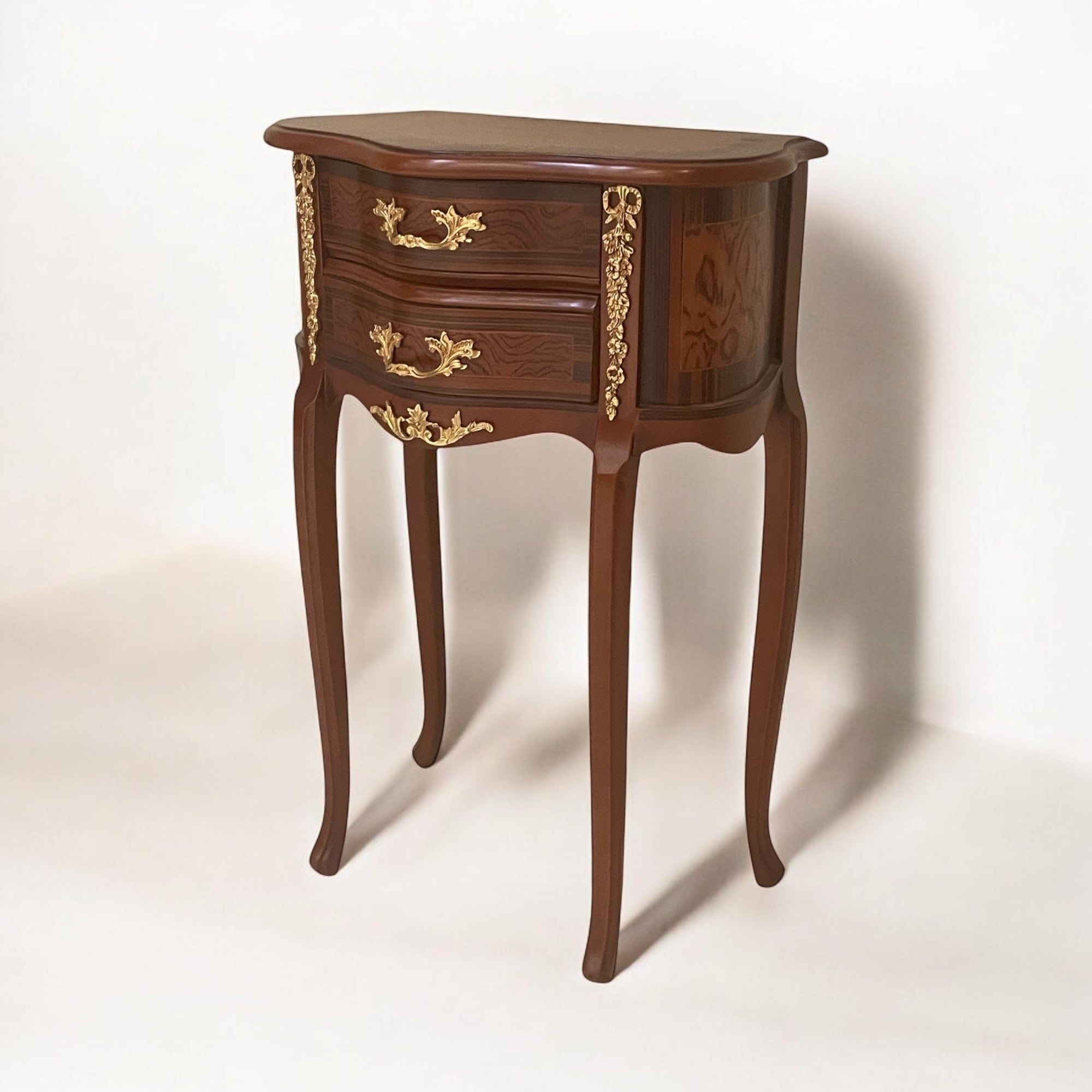 كومود فرنسي بتطعيم نحاس – 3 أدراج بتصميم كلاسيكي فاخر - قطعة كلاسيكية مميزة بطراز فرنسي أنيق، مصنوعة من خشب طبيعي مطعم بالنحاس اللامع مع قشرة فاخرة ولمسات زخرفية تضيف عمق وأناقة. الكومود مزود بثلاثة أدراج عملية، وتعلوه قرصة زجاجية تحمي السطح وتكمل الشكل الراقي. مثالي للاستخدام بجوار السرير أو في ركن أنيق داخل غرفة المعيشة أو حتى كمود مميز في مدخل البيت. الخامةخشب طبيعي – قشرة طبيعية – تطعيمات نحاس – قرصة زجاج المقاساتالعرض 50 سم × العمق 30 سم × الارتفاع 75 سم