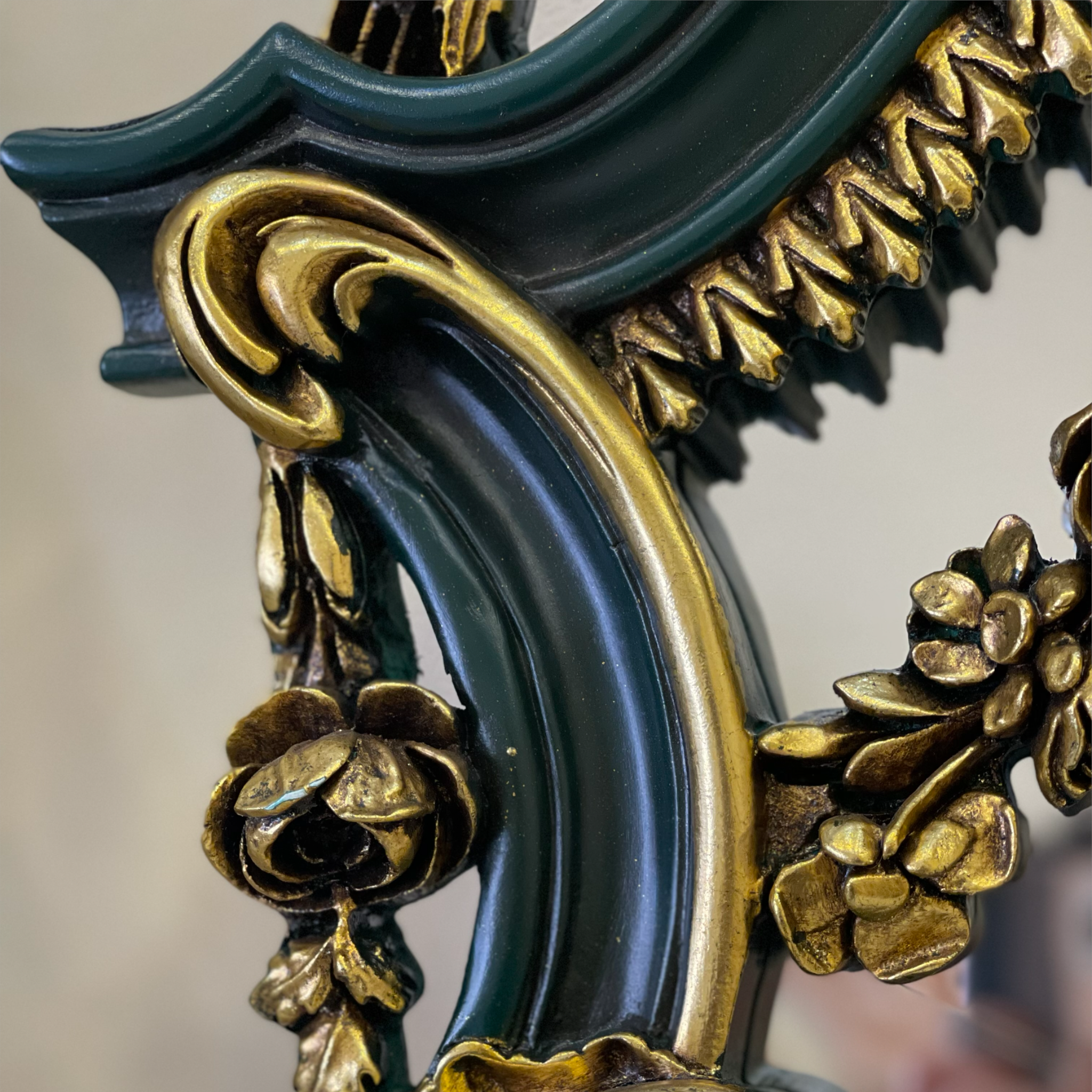 برواز ملكي هاند ميد - برواز انتيك مصنوع من الخشب الزان الطبيعي والحفر اليدوي المميز لاضافة لمسة جماليه فخمة والدهان ورق دهب و الزجاج جريش المقاسات: W 122 CM * H 240 CM