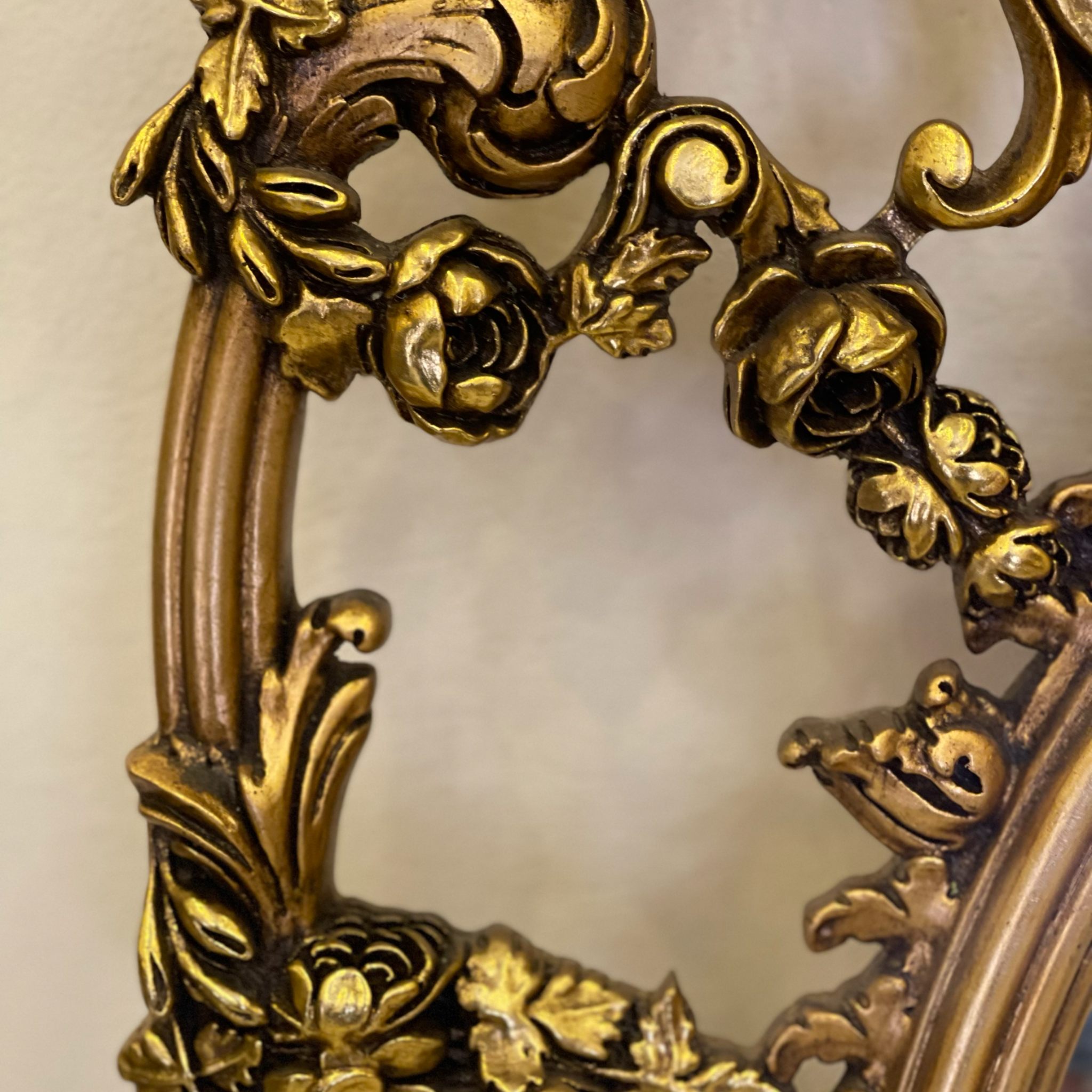 برواز معلق - برواز انتيك من الخشب الزان حفر هاند ميد دهان دهبي و مرايا جريش المقاسات: W 85 CM * H 150 CM