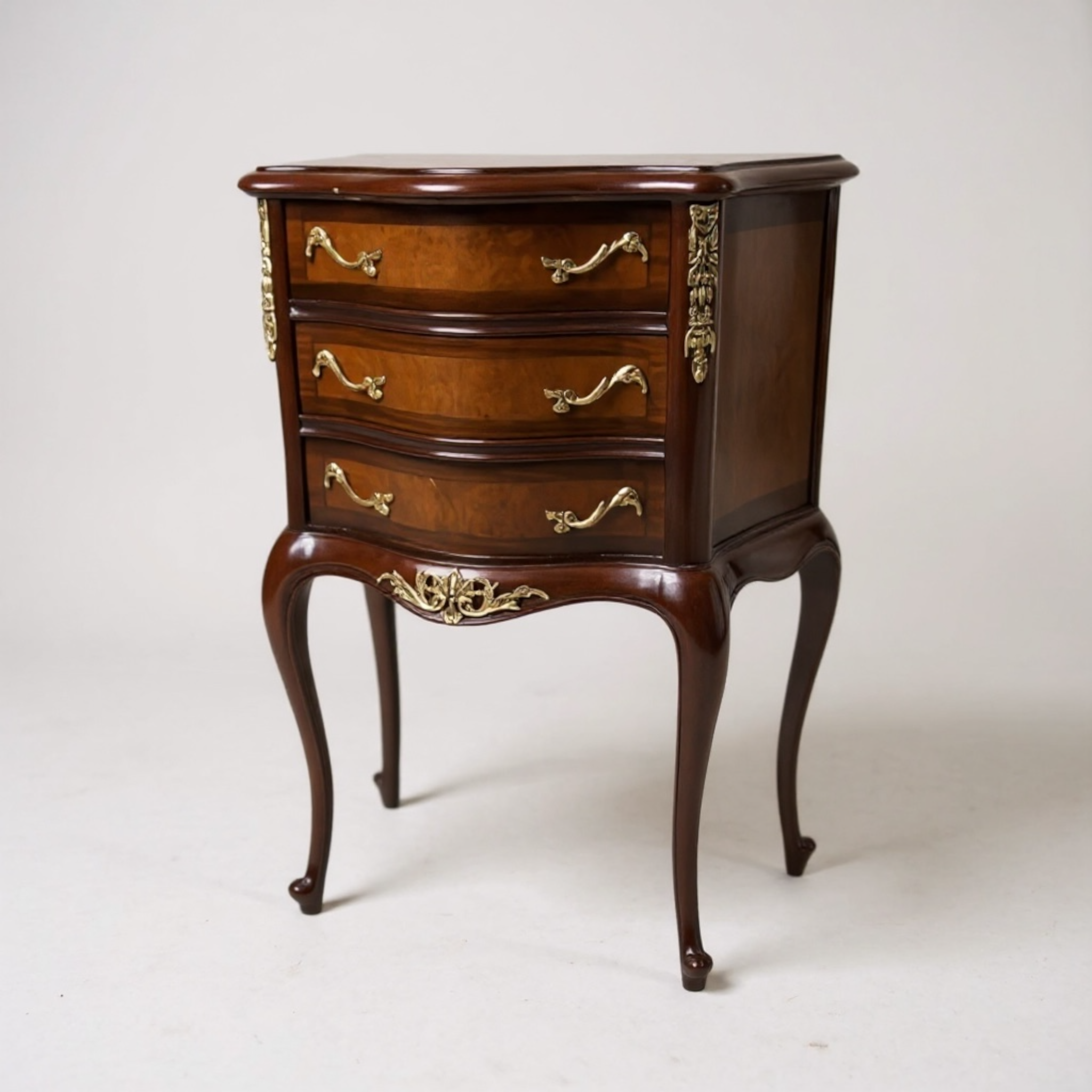 كومود لوكانز فاخر بثلاثة أدراج وزجاج أنيق