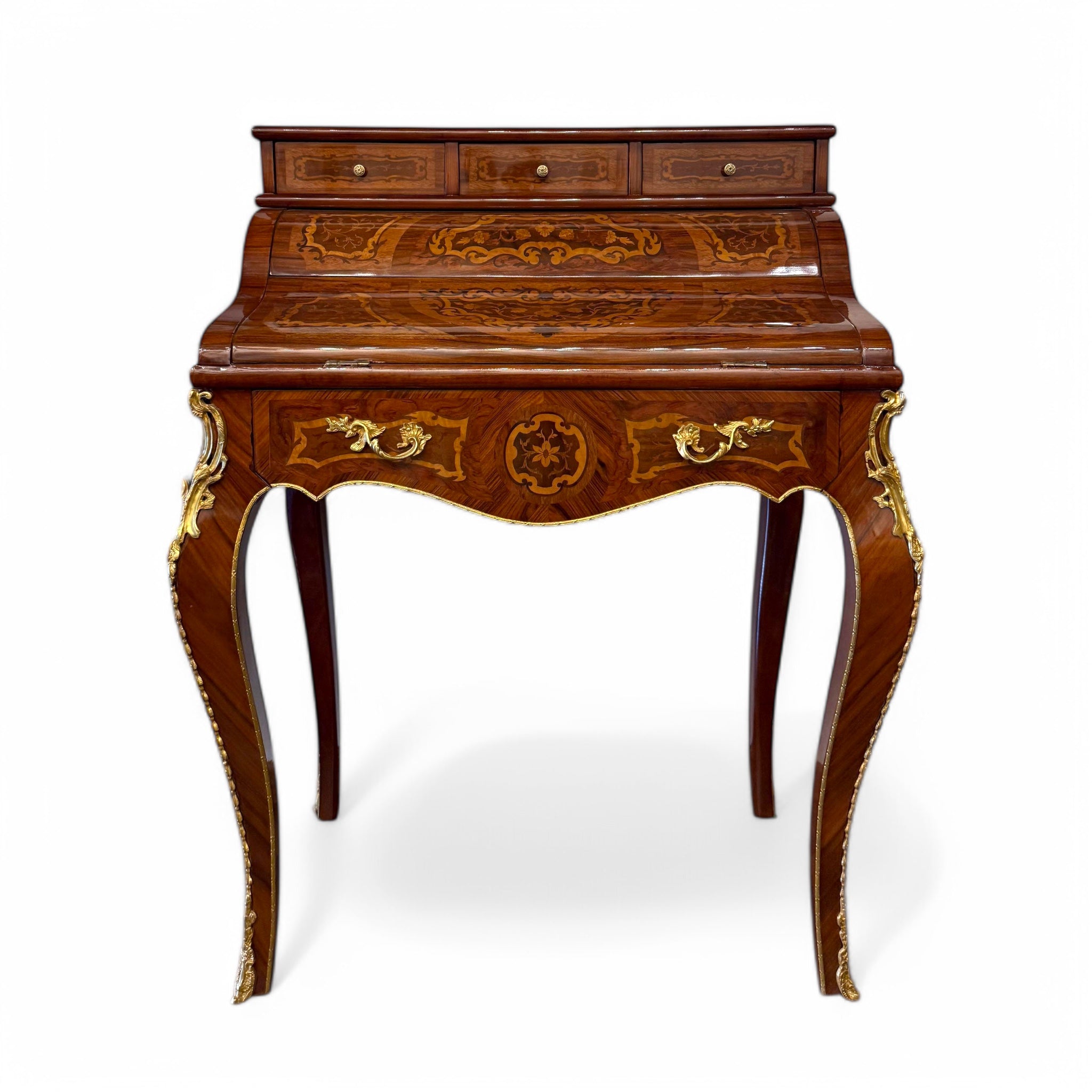 سكرتيرة كلاسيكية فاخرة بزخارف خشبية ونحاسية - سكرتيرة أنيقة بتصميم كلاسيكي راقٍ، مصنوعة من الخشب الطبيعي ومزينة بزخارف يدوية ونقوش خشبية دقيقة، مع لمسات من النحاس المطلي بالذهب. تحتوي على أدراج علوية ومساحة تخزين داخلية، مع سطح كتابة عملي يجعلها مثالية للاستخدام في المكاتب المنزلية أو كقطعة ديكور في الصالونات الفاخرة. العرض: 80 سم الارتفاع: 110 سم العمق: 50 سم