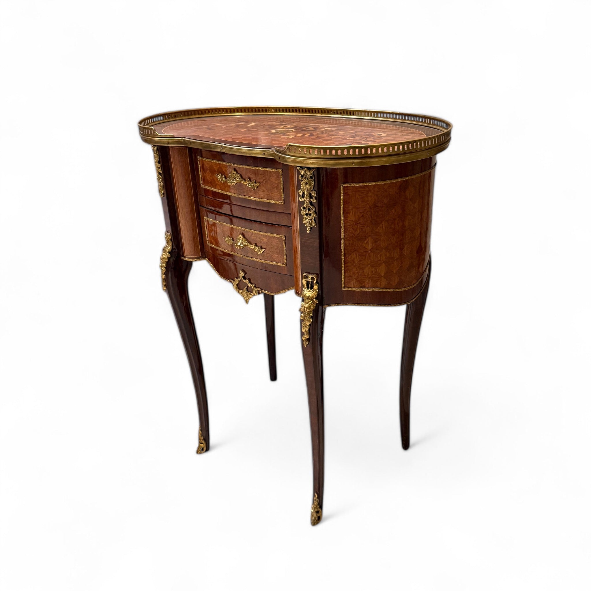 كومود لويس XV – تصميم فرنسي فاخر مطعم بالنحاس والمارتكريه - قطعة أنيقة بتفاصيل دقيقة تبرز جمال الطراز الكلاسيكي، بلمسة فنية من النحاس المشغول والمارتكريه المتناغم مع لون الخشب الطبيعي. تصميم منحني ناعم يضفي على الكومود شخصية فريدة تجعله قطعة محورية في أي غرفة نوم أو ركن استقبال. مثالي للاستخدام ككومود جانبي أو طاولة متعددة الاستخدامات تضيف لمسة فخامة وأناقة على أي مساحة. الخامةخشب طبيعي – قشرة طبيعية – تطعيم مارتكريه – إكسسوارات نحاس مشغول يدويًا المقاساتالعرض 66 سم × الارتفاع 79 سم × العمق 40 سم