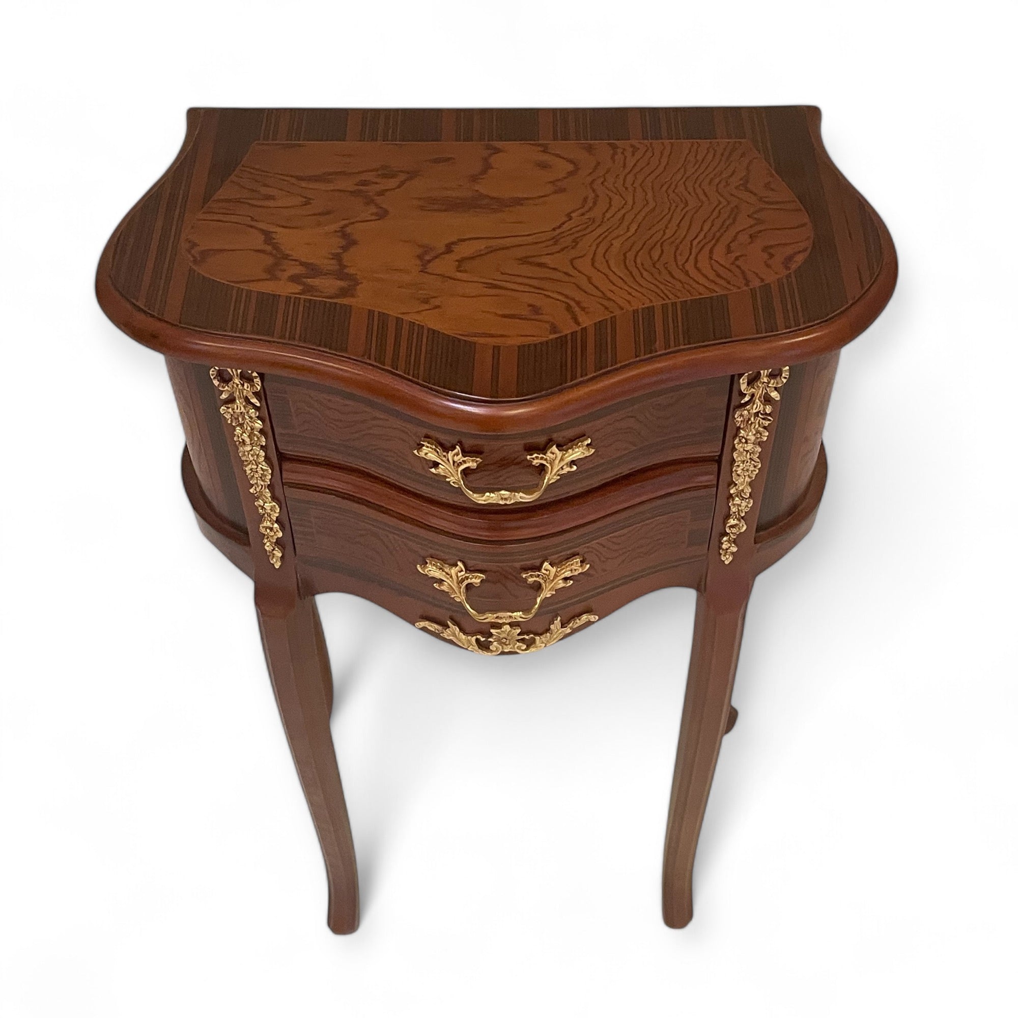 كومود فرنسي بتطعيم نحاس – 3 أدراج بتصميم كلاسيكي فاخر - قطعة كلاسيكية مميزة بطراز فرنسي أنيق، مصنوعة من خشب طبيعي مطعم بالنحاس اللامع مع قشرة فاخرة ولمسات زخرفية تضيف عمق وأناقة. الكومود مزود بثلاثة أدراج عملية، وتعلوه قرصة زجاجية تحمي السطح وتكمل الشكل الراقي. مثالي للاستخدام بجوار السرير أو في ركن أنيق داخل غرفة المعيشة أو حتى كمود مميز في مدخل البيت. الخامةخشب طبيعي – قشرة طبيعية – تطعيمات نحاس – قرصة زجاج المقاساتالعرض 50 سم × العمق 30 سم × الارتفاع 75 سم