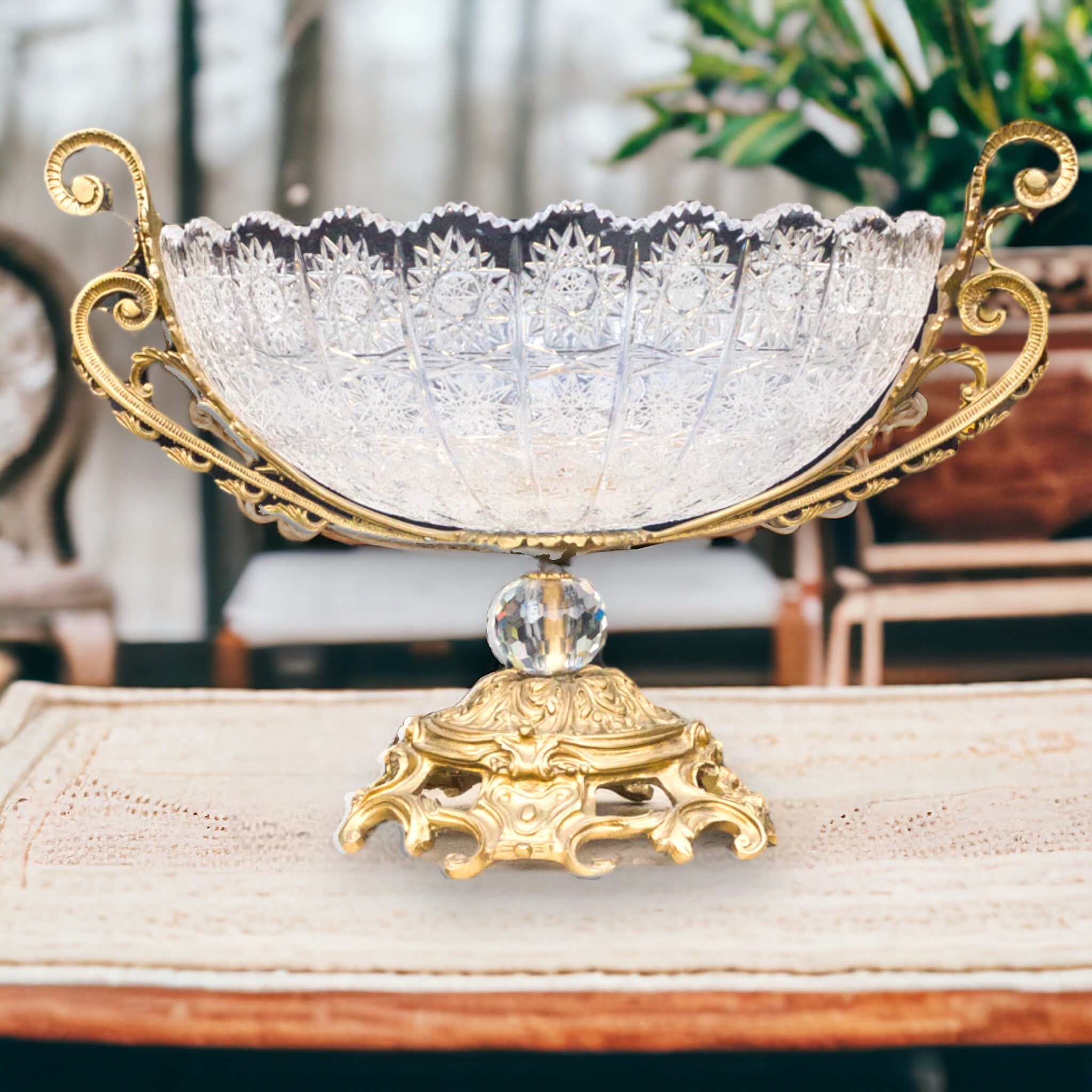 طبق كريستال بقاعدة نحاسية - طبق كريستال مع شاسيه من النحاس لإضفاء لمسة كلاسيكية مميزة المقاسات: W 40 CM * H 40 CM * B 40 CM