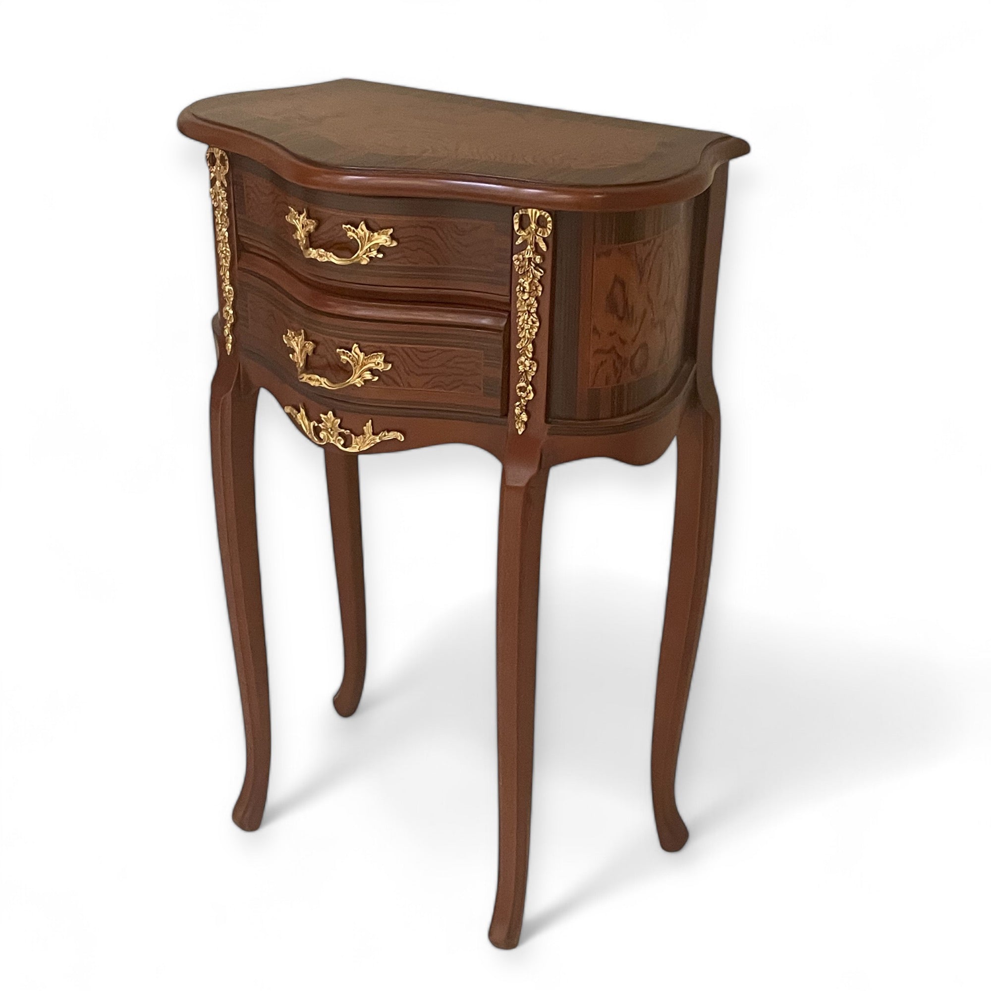 كومود فرنسي بتطعيم نحاس – 3 أدراج بتصميم كلاسيكي فاخر - قطعة كلاسيكية مميزة بطراز فرنسي أنيق، مصنوعة من خشب طبيعي مطعم بالنحاس اللامع مع قشرة فاخرة ولمسات زخرفية تضيف عمق وأناقة. الكومود مزود بثلاثة أدراج عملية، وتعلوه قرصة زجاجية تحمي السطح وتكمل الشكل الراقي. مثالي للاستخدام بجوار السرير أو في ركن أنيق داخل غرفة المعيشة أو حتى كمود مميز في مدخل البيت. الخامةخشب طبيعي – قشرة طبيعية – تطعيمات نحاس – قرصة زجاج المقاساتالعرض 50 سم × العمق 30 سم × الارتفاع 75 سم