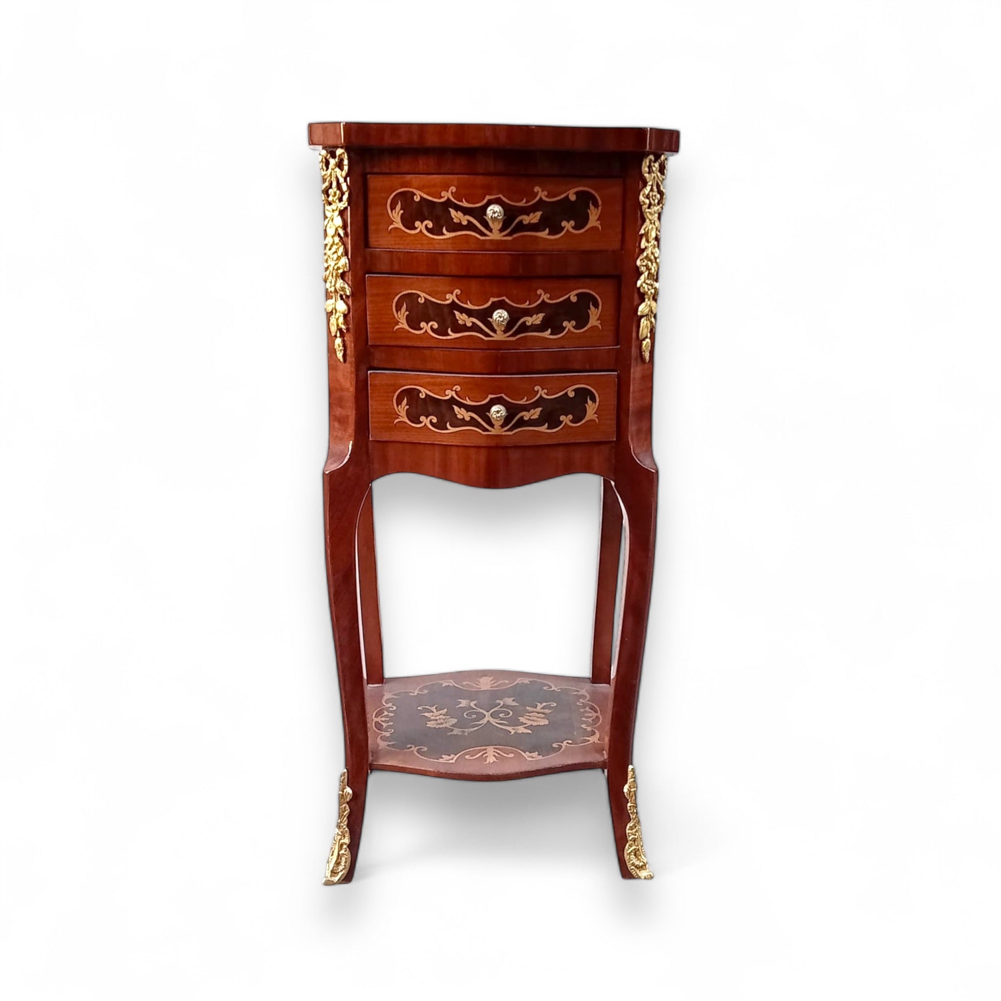 كومود فرنسي مارتكريه – 3 أدراج بتطعيم نحاس يدوي - كومود بتصميم فرنسي فاخر يجمع بين الرقي والدقة الحرفية. مصنوع من أجود أنواع الأخشاب الطبيعية ومطعم بتفاصيل مارتكريه دقيقة ونحاس مشغول يدوياً، مع ثلاثة أدراج لعملية استخدام أنيقة قطعة مميزة تضيف لمسة فنية كلاسيكية لأي مساحة، سواء بجانب السرير أو في ركن أنيق بغرفة المعيشة الخامةخشب طبيعي – قشرة طبيعية – تطعيم مارتكريه – نحاس يدوي المقاساتالعرض 38 سم × الارتفاع 80 سم × العمق 32 سم