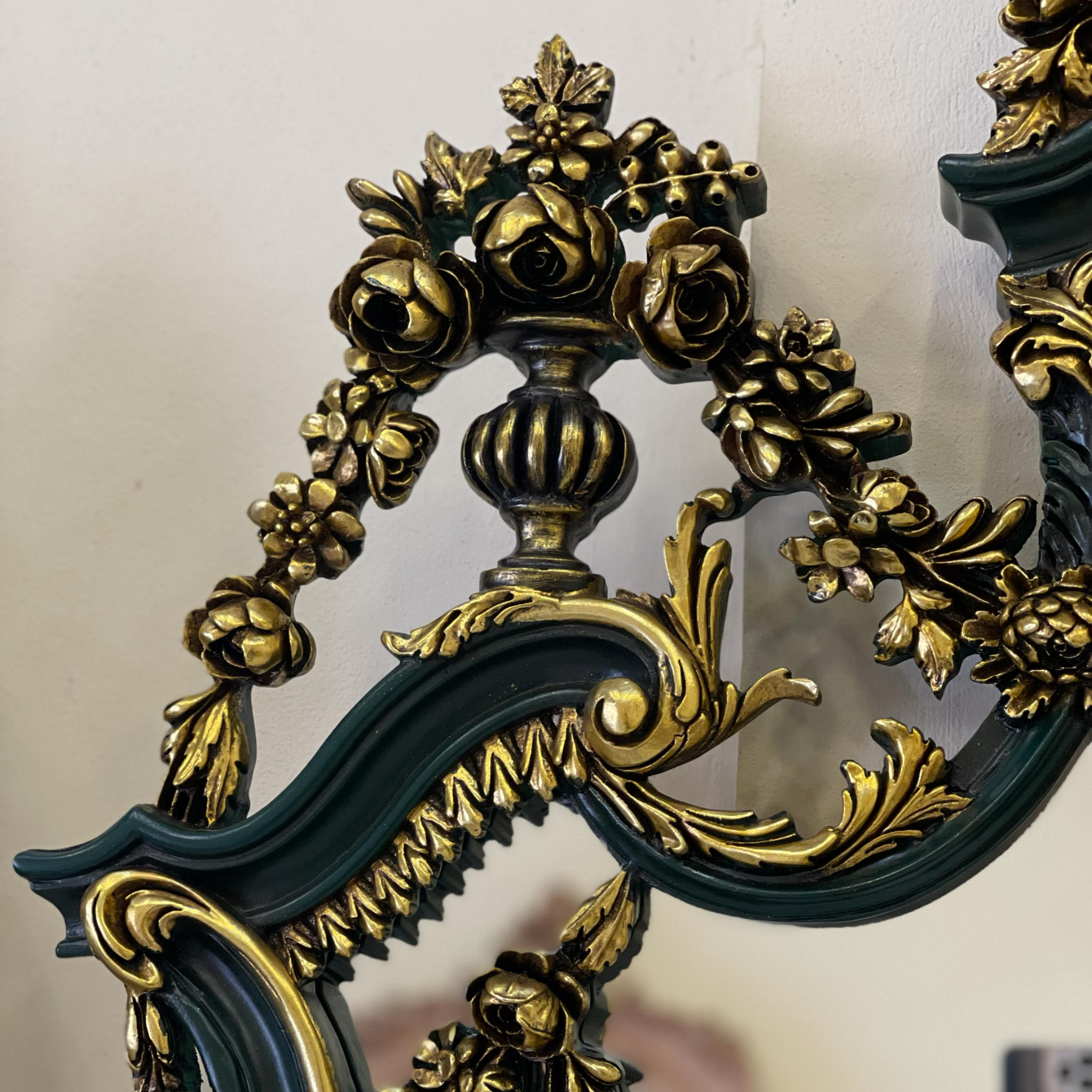 برواز ملكي هاند ميد - برواز انتيك مصنوع من الخشب الزان الطبيعي والحفر اليدوي المميز لاضافة لمسة جماليه فخمة والدهان ورق دهب و الزجاج جريش المقاسات: W 122 CM * H 240 CM