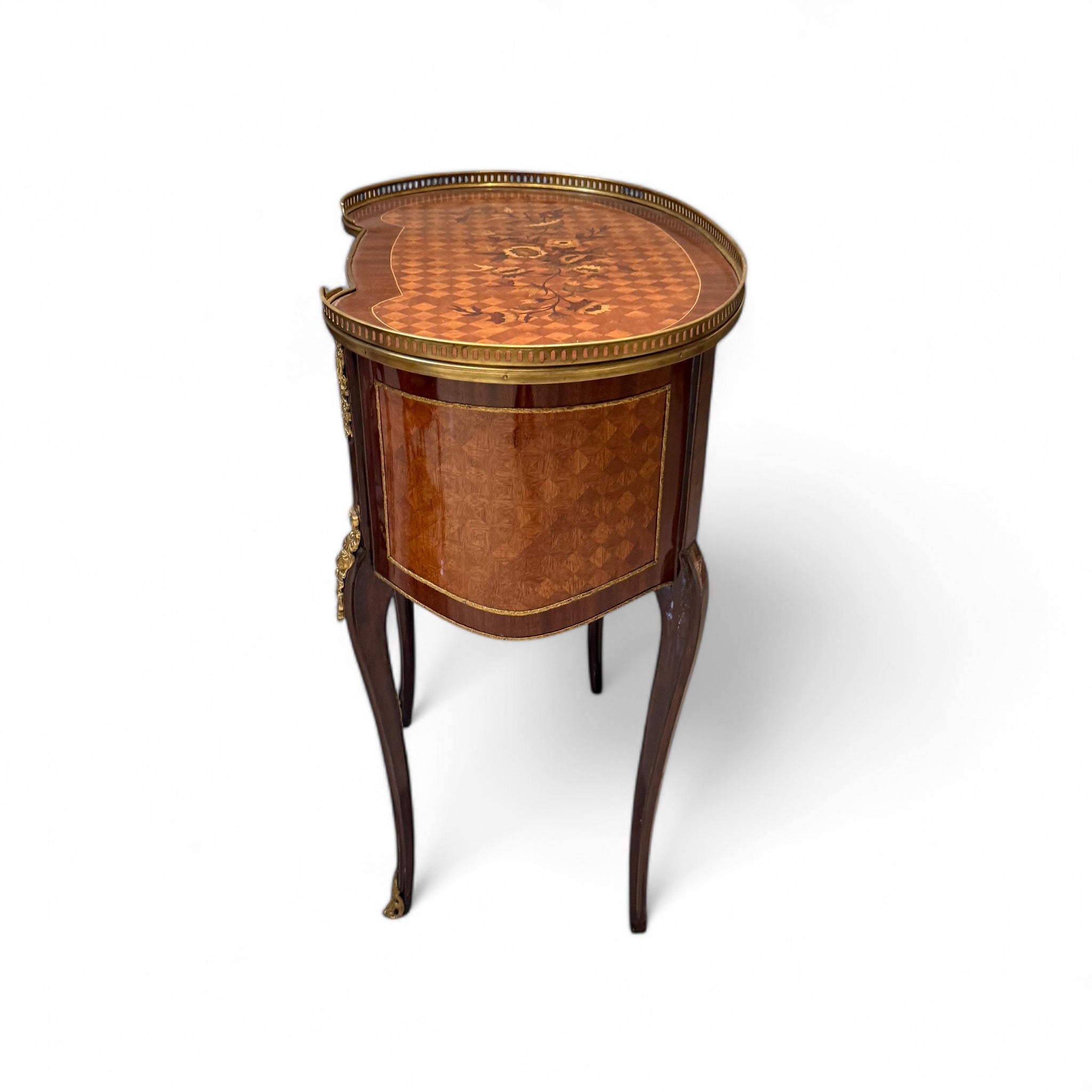 كومود لويس XV – تصميم فرنسي فاخر مطعم بالنحاس والمارتكريه - قطعة أنيقة بتفاصيل دقيقة تبرز جمال الطراز الكلاسيكي، بلمسة فنية من النحاس المشغول والمارتكريه المتناغم مع لون الخشب الطبيعي. تصميم منحني ناعم يضفي على الكومود شخصية فريدة تجعله قطعة محورية في أي غرفة نوم أو ركن استقبال. مثالي للاستخدام ككومود جانبي أو طاولة متعددة الاستخدامات تضيف لمسة فخامة وأناقة على أي مساحة. الخامةخشب طبيعي – قشرة طبيعية – تطعيم مارتكريه – إكسسوارات نحاس مشغول يدويًا المقاساتالعرض 66 سم × الارتفاع 79 سم × العمق 40 سم