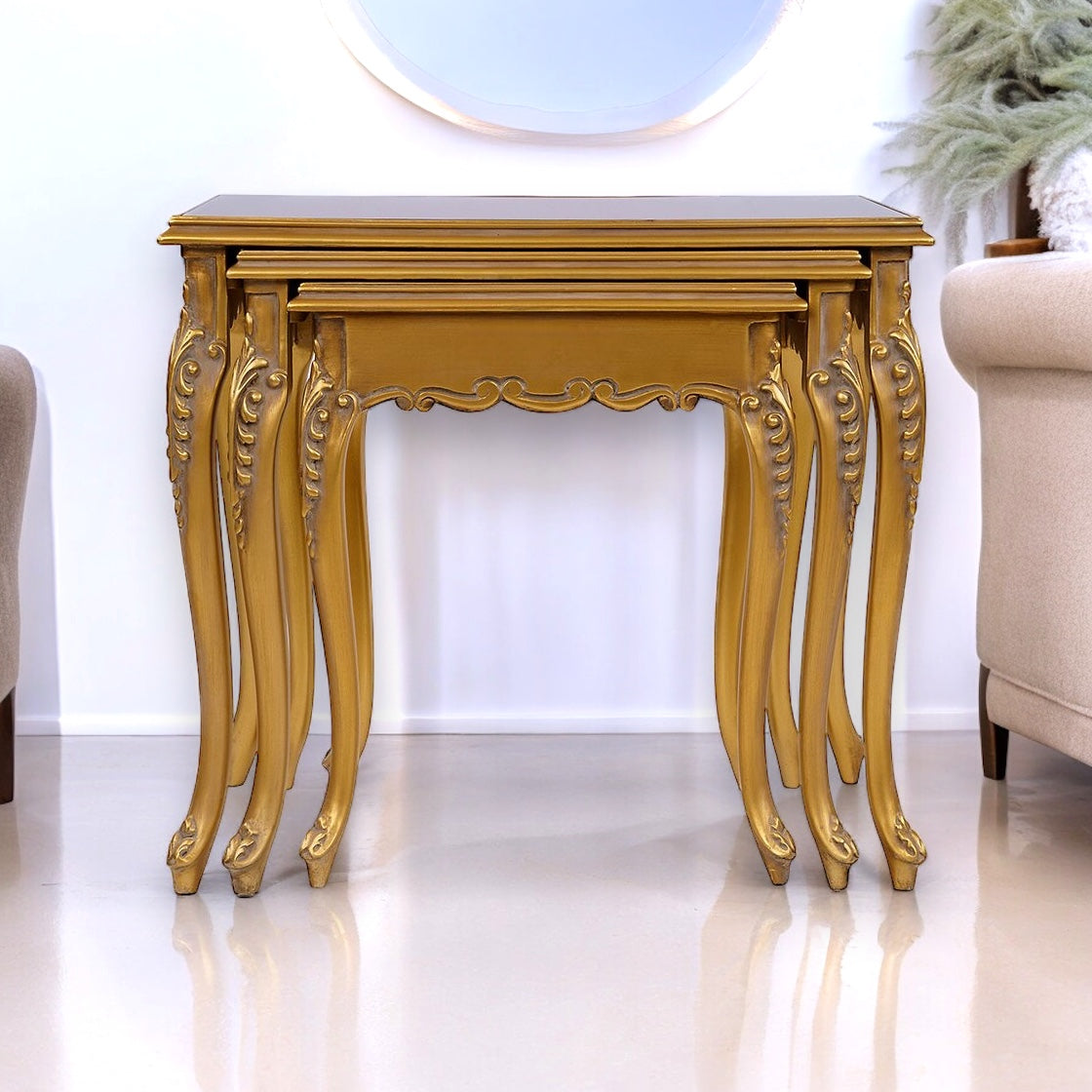 طقم ترابيزات ثلاثي كلاسيك بزجاج بني - طقم ترابيزات ثلاثي متداخل بتصميم كلاسيكي فاخر، مصنوع من الخشب الزان الطبيعي المتين ومطلي بدهان دهبي مترب يضيف لمسة فخامة على المكان. يتميز بقرصات زجاج بلون بني أنيق، مما يجعله قطعة مثالية لإضافة لمسة ديكور مميزة في غرفة المعيشة أو الصالون المقاساتعرض 60 سم × عمق 38 سم × ارتفاع 60 سمعرض 50 سم × عمق 34 سم × ارتفاع 50 سمعرض 30 سم × عمق 26 سم × ارتفاع 30 سم