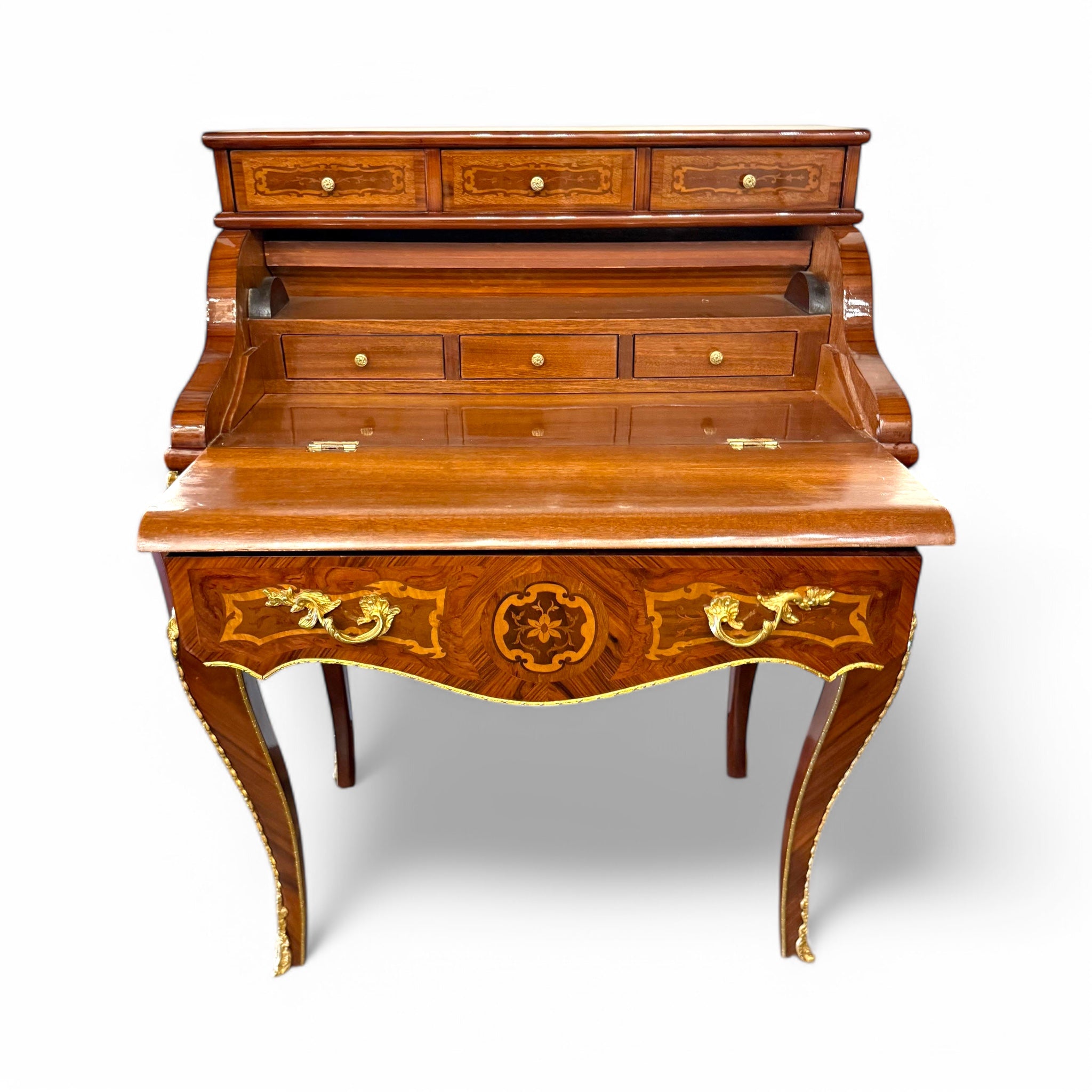 سكرتيرة كلاسيكية فاخرة بزخارف خشبية ونحاسية - سكرتيرة أنيقة بتصميم كلاسيكي راقٍ، مصنوعة من الخشب الطبيعي ومزينة بزخارف يدوية ونقوش خشبية دقيقة، مع لمسات من النحاس المطلي بالذهب. تحتوي على أدراج علوية ومساحة تخزين داخلية، مع سطح كتابة عملي يجعلها مثالية للاستخدام في المكاتب المنزلية أو كقطعة ديكور في الصالونات الفاخرة. العرض: 80 سم الارتفاع: 110 سم العمق: 50 سم