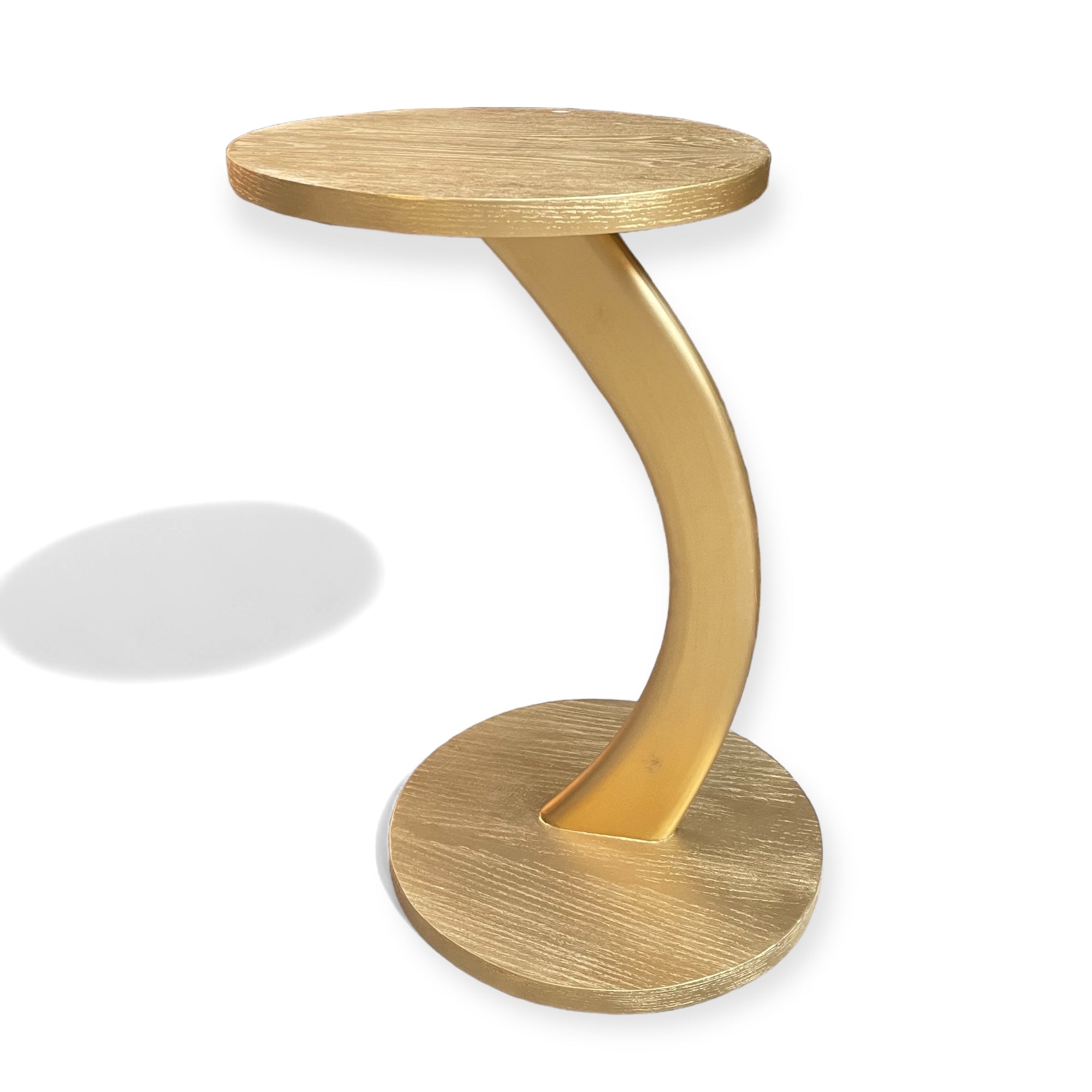 ترابيزة مسند دهبي مودرن - تصميم أنيق وعصري لترابيزة جانبية مصنوعة من خشب الزان الطبيعي، بقشرة طبيعية ودهان دهبي جذاب يضيف لمسة فخامة للمكان. مثالية للاستخدام بجانب الركنة أو الكنبة، ويمكن تفصيلها حسب الرغبة بإضافة سطح زجاجي أو رخامي بما يتماشى مع ديكورك المقاساتالعرض 40 سم × الارتفاع 60 سم