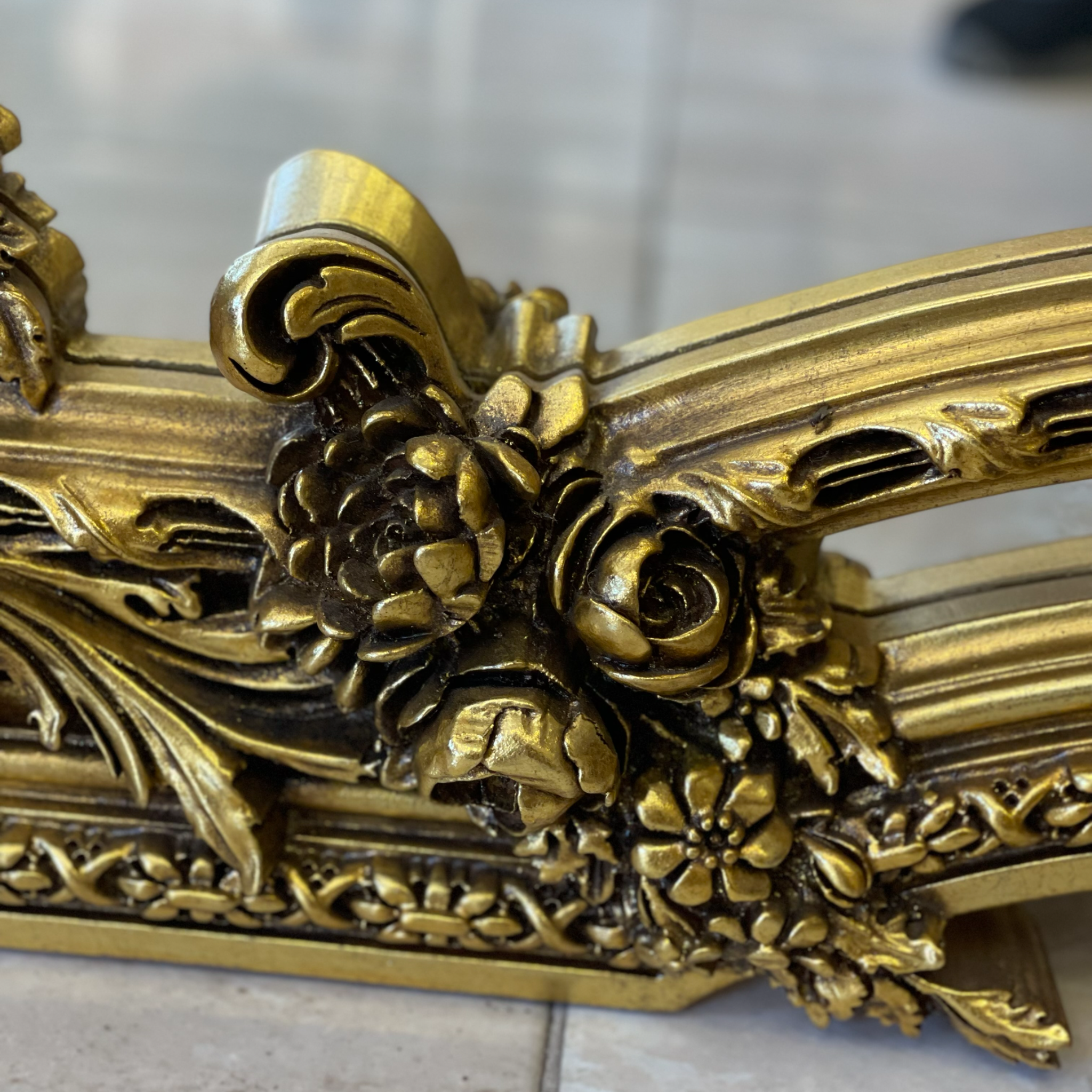 برواز ملكي دهبي - برواز انتيك فخم مصنوع من الخشب الزان الطبيعي والحفر اليدوي المميز لاضافة لمسة جماليه فخمة والدهان ورق دهب متأكسد و المرايا جريش المقاسات: W 140 CM * H 240 CM