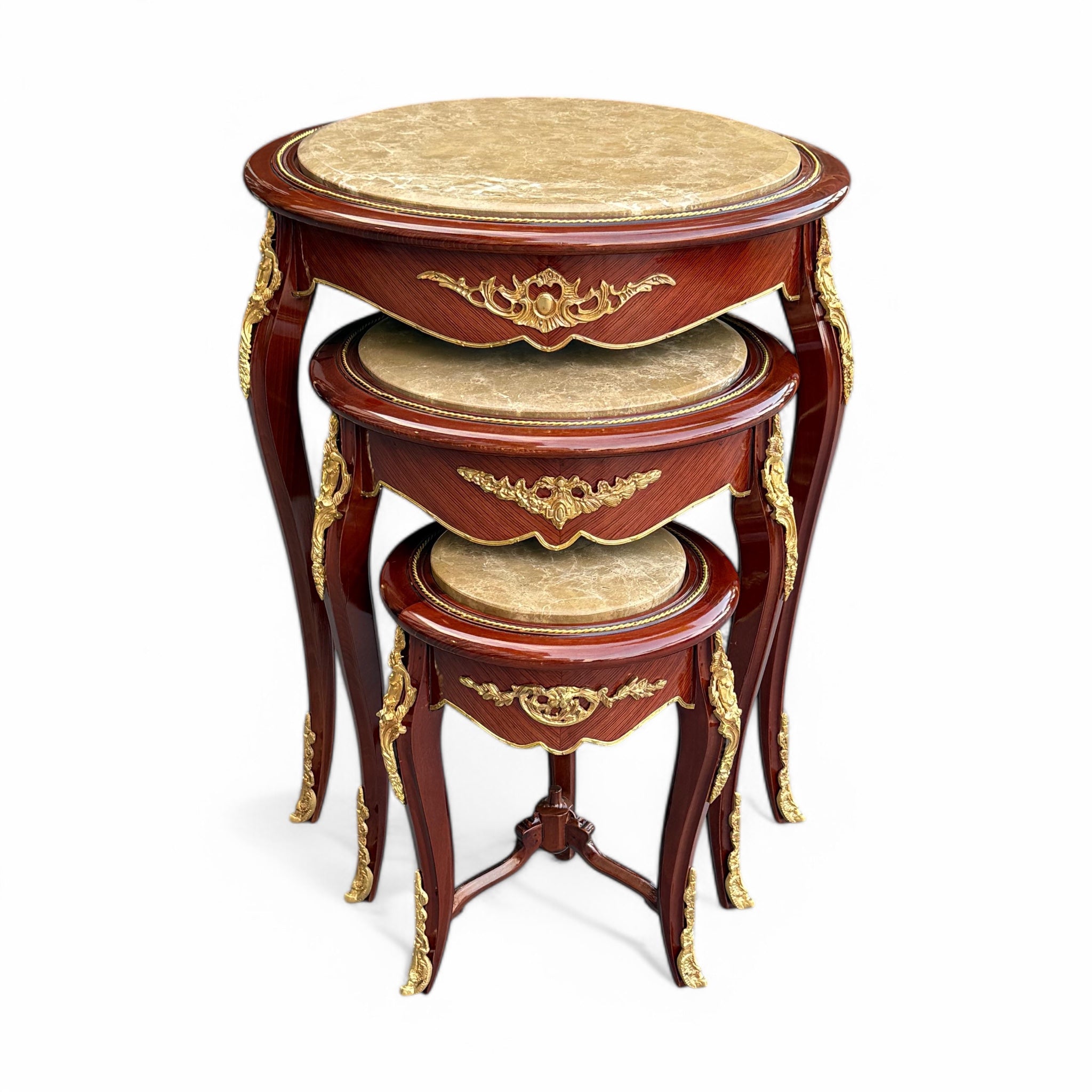 طقم طاولات متداخلة كلاسيكية بتصميم فاخر - طقم أنيق مستوحى من الكلاسيكيات، يجمع بين جمال التصميم وفخامة الخامات. مصنوع من الخشب الطبيعي بتشطيب فاخر، وتزدان الحواف بزخارف نحاسية ذهبية تضيف لمسة راقية، بينما يغطي السطح رخام فاخر يمنح الطاولات طابعًا مميزًا يجعلها خيارًا مثاليًا للديكور أو الاستخدام العملي بجانب الأرائك أو في زوايا الصالون الخامةهيكل خشبي طبيعي مزين بتفاصيل نحاسية ذهبية وسطح رخامي فخم يوحي بالفخامة المقاساتالعرض 60 سمالارتفاع 70 سم