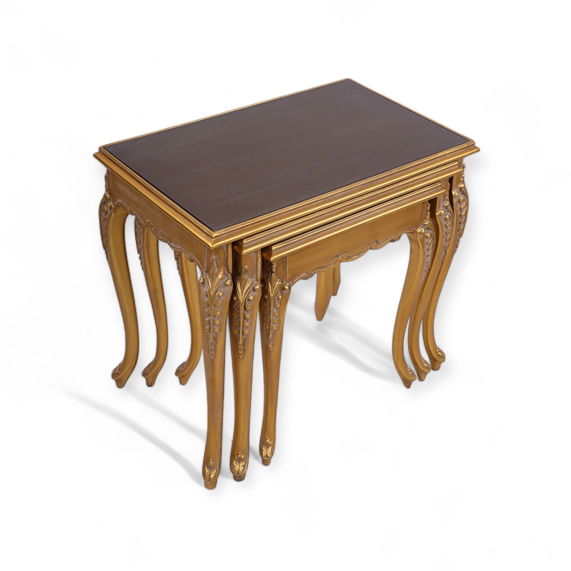 طقم ترابيزات ثلاثي كلاسيك بزجاج بني - طقم ترابيزات ثلاثي متداخل بتصميم كلاسيكي فاخر، مصنوع من الخشب الزان الطبيعي المتين ومطلي بدهان دهبي مترب يضيف لمسة فخامة على المكان. يتميز بقرصات زجاج بلون بني أنيق، مما يجعله قطعة مثالية لإضافة لمسة ديكور مميزة في غرفة المعيشة أو الصالون المقاساتعرض 60 سم × عمق 38 سم × ارتفاع 60 سمعرض 50 سم × عمق 34 سم × ارتفاع 50 سمعرض 30 سم × عمق 26 سم × ارتفاع 30 سم