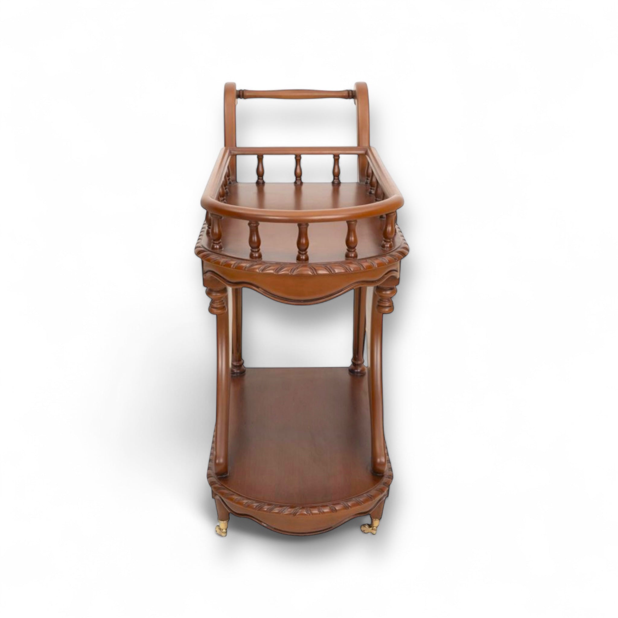 تروللي شاي كلاسيك بني – تصميم فاخر بدورين ودرج تخزين - قطعة أنيقة تجمع بين العملية والفخامة. تروللي شاي بتصميم كلاسيك مميز من خشب الزان الطبيعي مع قشرة فاخرة، بلون بني دافئ وتفاصيل منحوتة تضيف لمسة من الرقي. مزود بدرج عملي لتخزين الأدوات الصغيرة، مع دورين لعرض وتقديم المشروبات، وعجل ذهبي في الأرجل لسهولة الحركة. مثالي للمجالس الكلاسيكية أو ركن الضيافة، ويضيف لمسة تراثية أنيقة لأي مساحة. الخامةخشب زان طبيعي – قشرة طبيعية – عجل معدني ذهبي – دهان استر بني المقاساتالعرض 95 سم × العمق 45 سم × الارتفاع 85 سم