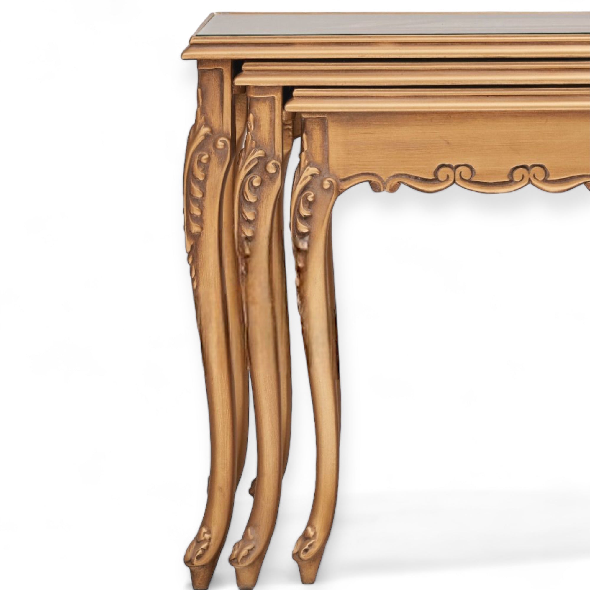 طقم ترابيزات ثلاثي كلاسيك بزجاج بني - طقم ترابيزات ثلاثي متداخل بتصميم كلاسيكي فاخر، مصنوع من الخشب الزان الطبيعي المتين ومطلي بدهان دهبي مترب يضيف لمسة فخامة على المكان. يتميز بقرصات زجاج بلون بني أنيق، مما يجعله قطعة مثالية لإضافة لمسة ديكور مميزة في غرفة المعيشة أو الصالون المقاساتعرض 60 سم × عمق 38 سم × ارتفاع 60 سمعرض 50 سم × عمق 34 سم × ارتفاع 50 سمعرض 30 سم × عمق 26 سم × ارتفاع 30 سم