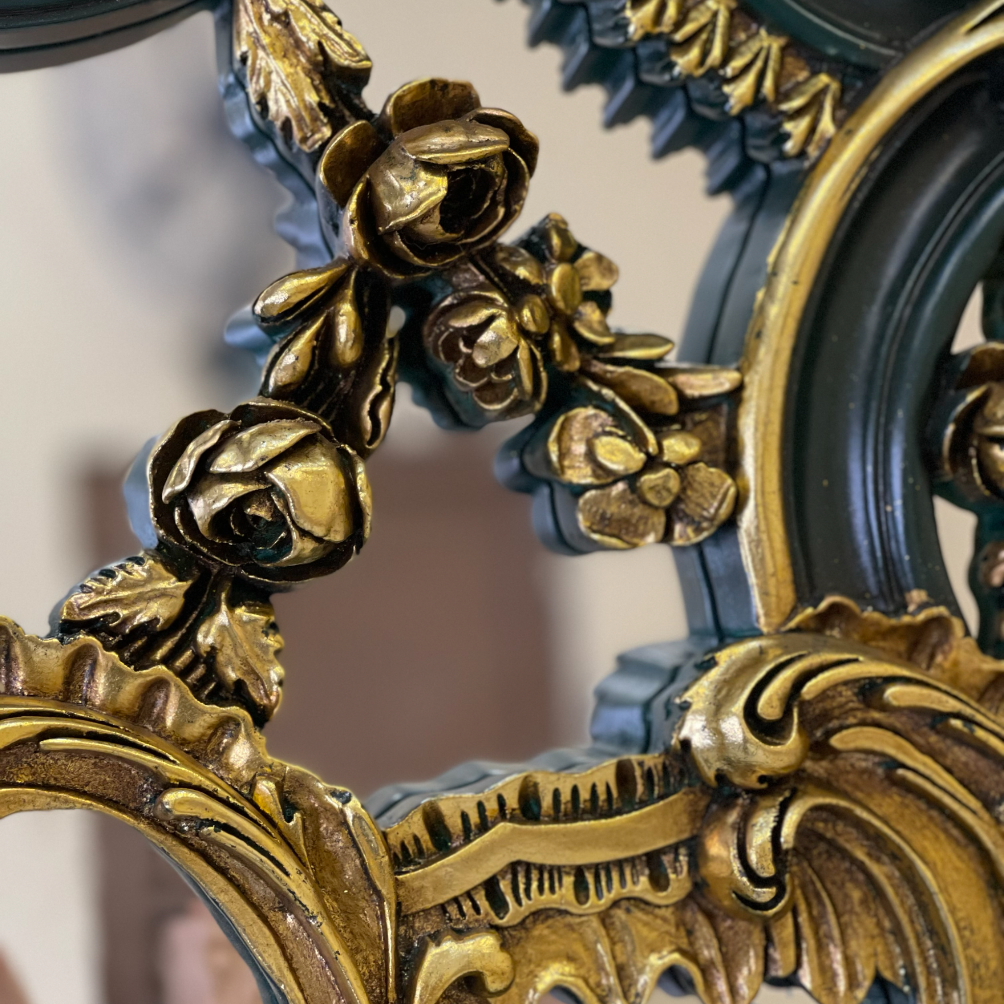 برواز ملكي هاند ميد - برواز انتيك مصنوع من الخشب الزان الطبيعي والحفر اليدوي المميز لاضافة لمسة جماليه فخمة والدهان ورق دهب و الزجاج جريش المقاسات: W 122 CM * H 240 CM