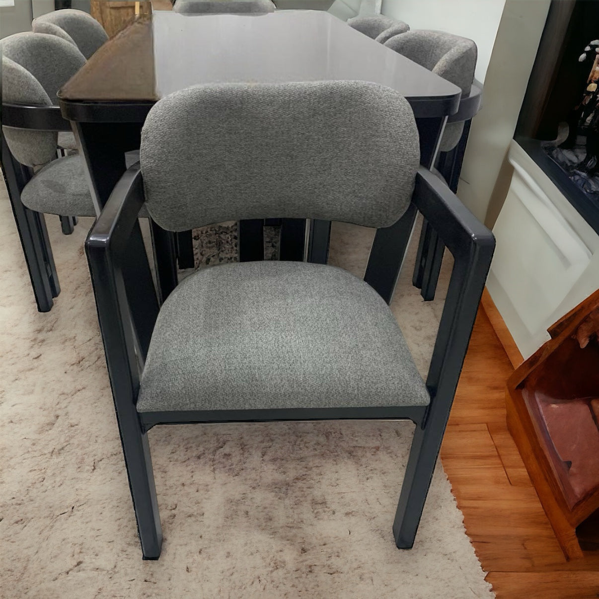 ترابيزة سفرة وكراسي - ترابيزة سفرة من الخشب الطبيعي و ستة كراسي من خشب الزان المقاسات: W 160 CM * B 90 CM * H 80 CM