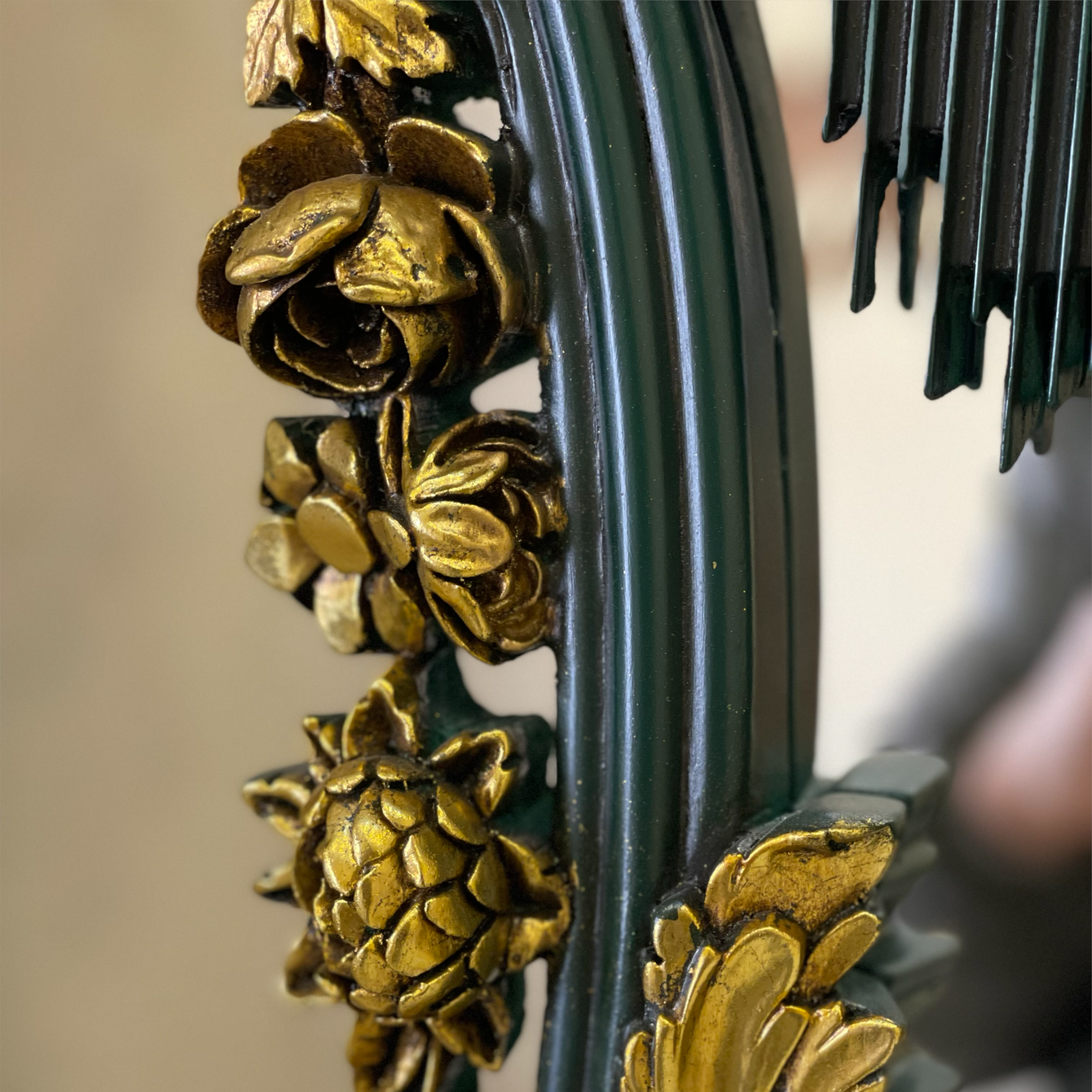 برواز ملكي هاند ميد - برواز انتيك مصنوع من الخشب الزان الطبيعي والحفر اليدوي المميز لاضافة لمسة جماليه فخمة والدهان ورق دهب و الزجاج جريش المقاسات: W 122 CM * H 240 CM