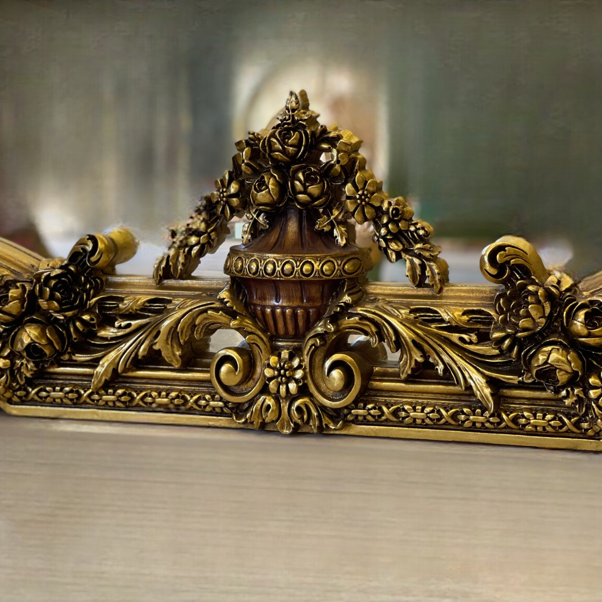 برواز ملكي دهبي - برواز انتيك فخم مصنوع من الخشب الزان الطبيعي والحفر اليدوي المميز لاضافة لمسة جماليه فخمة والدهان ورق دهب متأكسد و المرايا جريش المقاسات: W 140 CM * H 240 CM