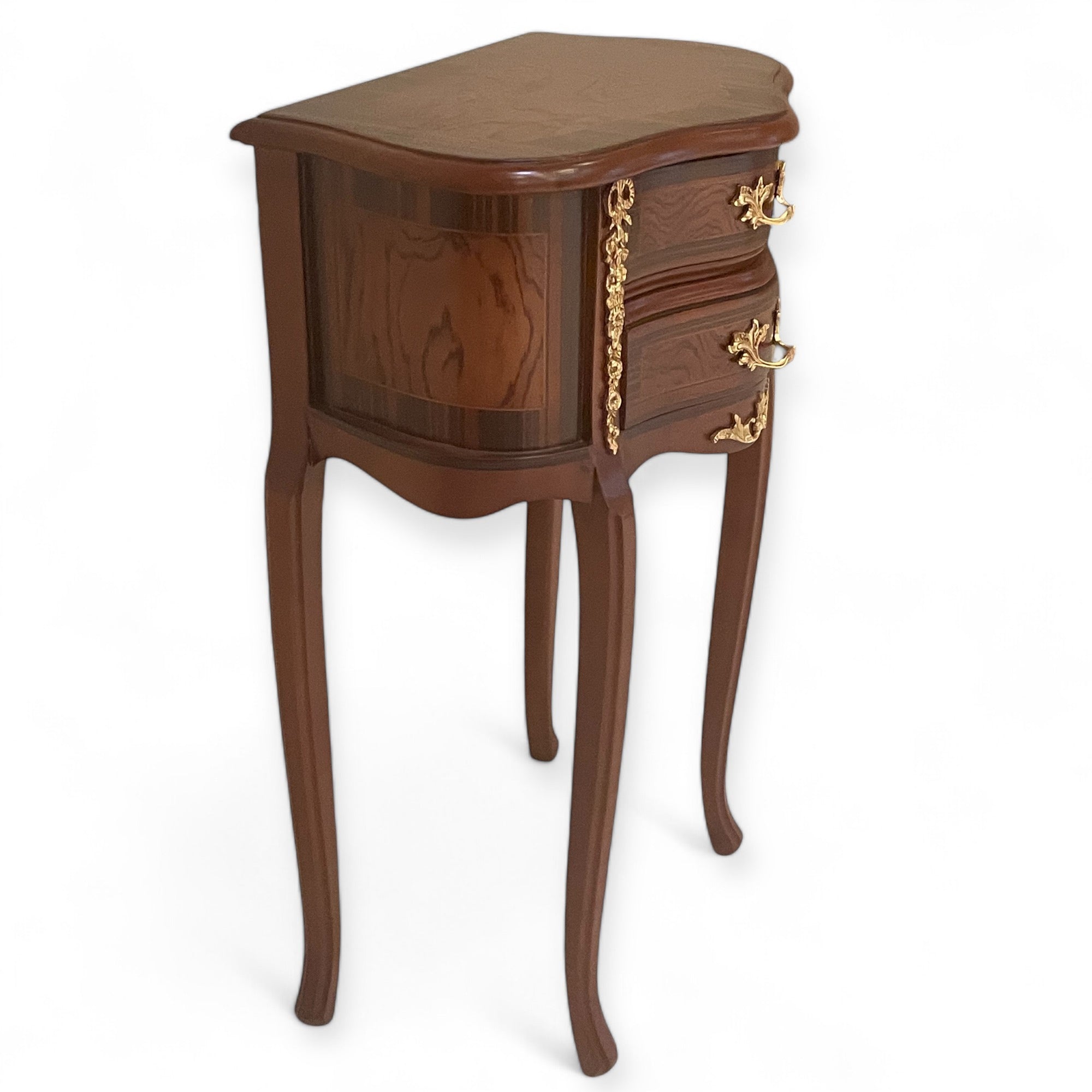 كومود فرنسي بتطعيم نحاس – 3 أدراج بتصميم كلاسيكي فاخر - قطعة كلاسيكية مميزة بطراز فرنسي أنيق، مصنوعة من خشب طبيعي مطعم بالنحاس اللامع مع قشرة فاخرة ولمسات زخرفية تضيف عمق وأناقة. الكومود مزود بثلاثة أدراج عملية، وتعلوه قرصة زجاجية تحمي السطح وتكمل الشكل الراقي. مثالي للاستخدام بجوار السرير أو في ركن أنيق داخل غرفة المعيشة أو حتى كمود مميز في مدخل البيت. الخامةخشب طبيعي – قشرة طبيعية – تطعيمات نحاس – قرصة زجاج المقاساتالعرض 50 سم × العمق 30 سم × الارتفاع 75 سم