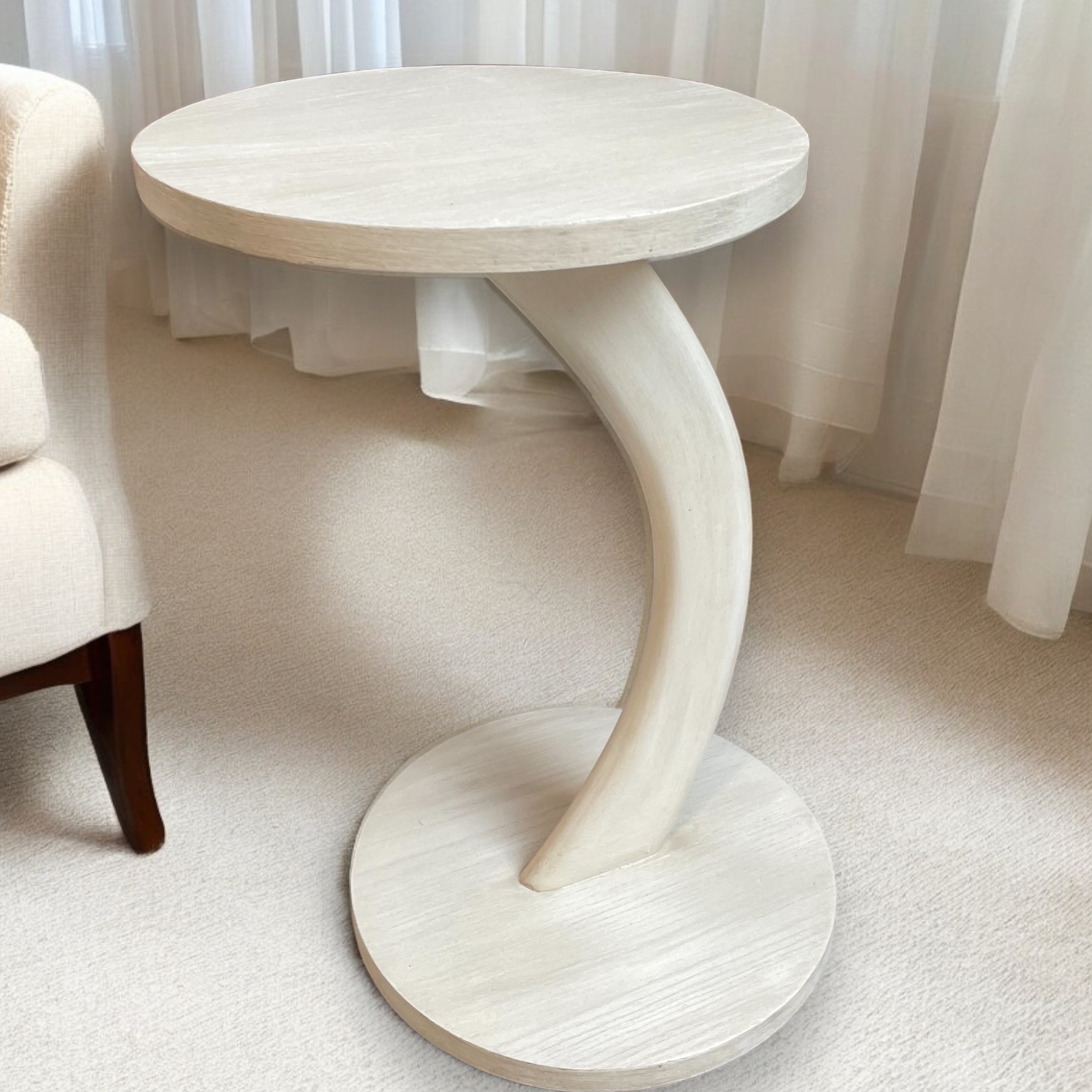 ترابيزة جانبية أوف وايت مودرن - تصميم عصري وناعم لترابيزة جانبية متعددة الاستخدامات، مصنوعة من خشب الزان الطبيعي بقشرة طبيعية ودهان أوف وايت أنيق. مثالية لجانب الكنبة أو الركنة في المساحات المودرن، ويمكن تفصيلها بزجاج أو رخام حسب الرغبة لتناسب ذوقك وألوان ليفينجك المقاساتالعرض 40 سم × الارتفاع 60 سم