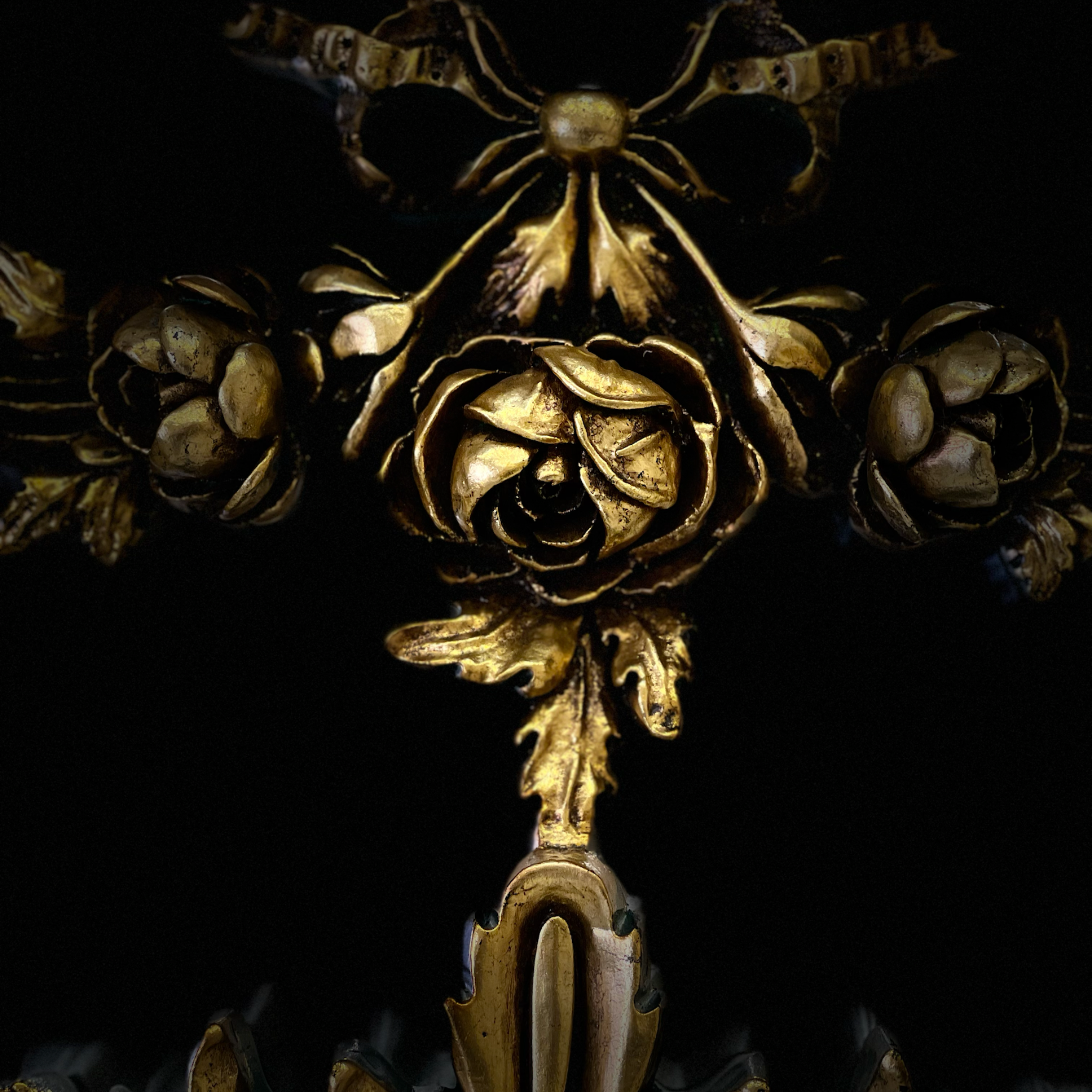 برواز ملكي هاند ميد - برواز انتيك مصنوع من الخشب الزان الطبيعي والحفر اليدوي المميز لاضافة لمسة جماليه فخمة والدهان ورق دهب و الزجاج جريش المقاسات: W 122 CM * H 240 CM