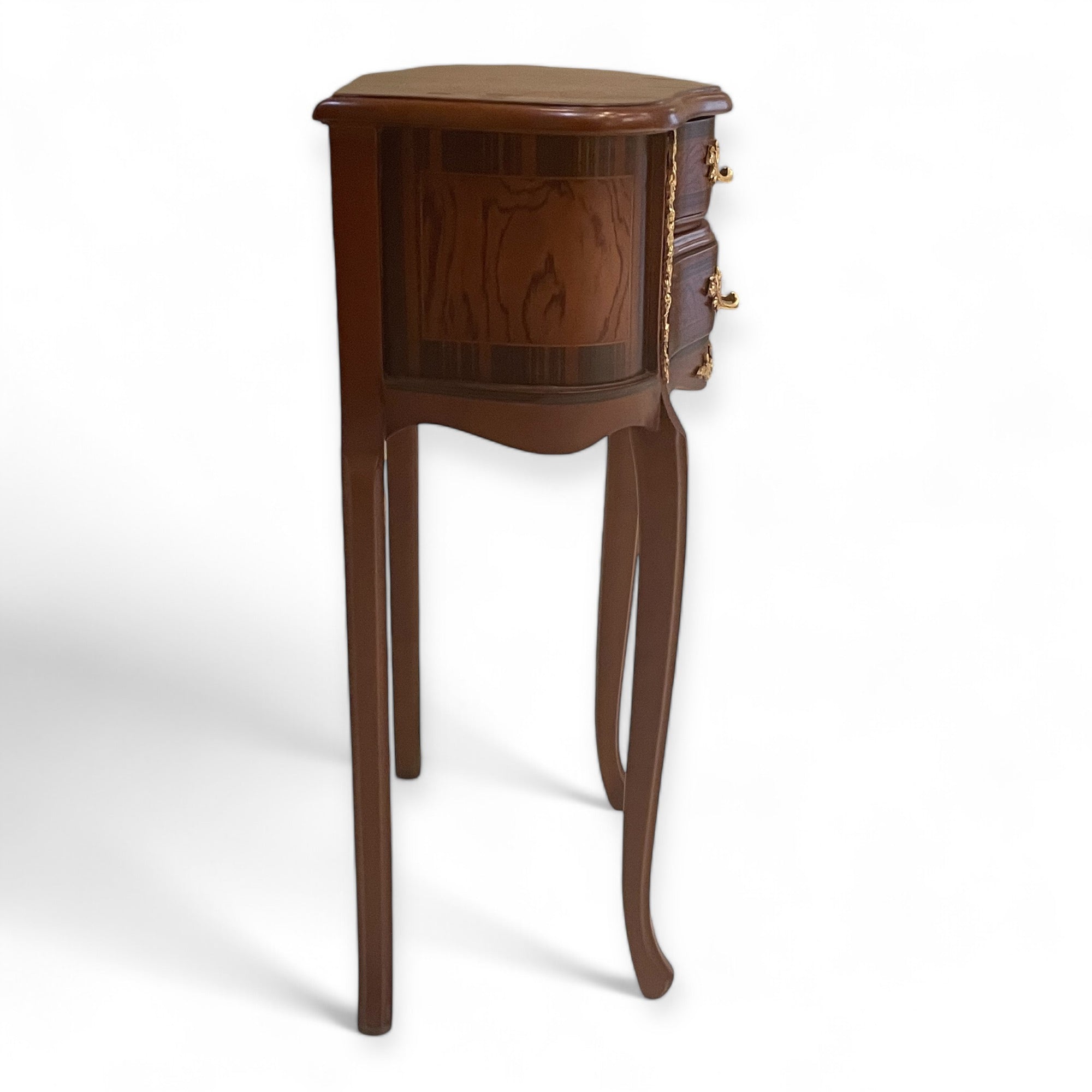 كومود فرنسي بتطعيم نحاس – 3 أدراج بتصميم كلاسيكي فاخر - قطعة كلاسيكية مميزة بطراز فرنسي أنيق، مصنوعة من خشب طبيعي مطعم بالنحاس اللامع مع قشرة فاخرة ولمسات زخرفية تضيف عمق وأناقة. الكومود مزود بثلاثة أدراج عملية، وتعلوه قرصة زجاجية تحمي السطح وتكمل الشكل الراقي. مثالي للاستخدام بجوار السرير أو في ركن أنيق داخل غرفة المعيشة أو حتى كمود مميز في مدخل البيت. الخامةخشب طبيعي – قشرة طبيعية – تطعيمات نحاس – قرصة زجاج المقاساتالعرض 50 سم × العمق 30 سم × الارتفاع 75 سم