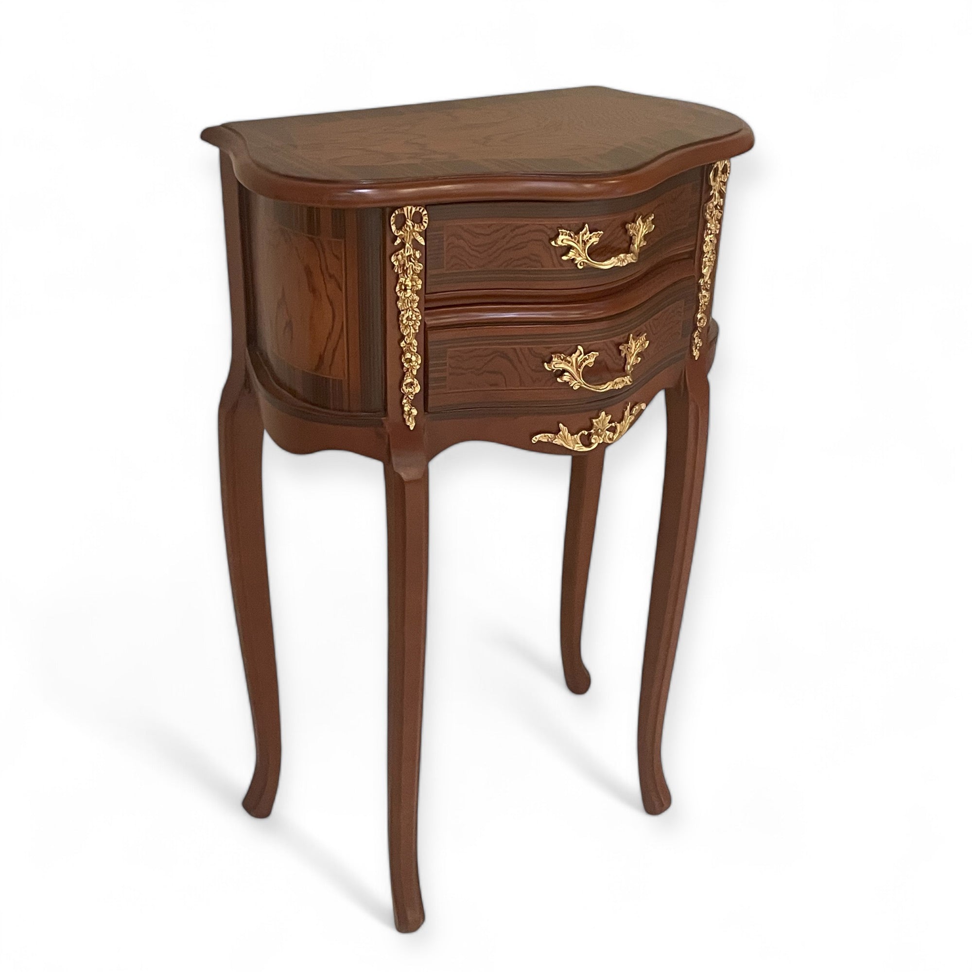 كومود فرنسي بتطعيم نحاس – 3 أدراج بتصميم كلاسيكي فاخر - قطعة كلاسيكية مميزة بطراز فرنسي أنيق، مصنوعة من خشب طبيعي مطعم بالنحاس اللامع مع قشرة فاخرة ولمسات زخرفية تضيف عمق وأناقة. الكومود مزود بثلاثة أدراج عملية، وتعلوه قرصة زجاجية تحمي السطح وتكمل الشكل الراقي. مثالي للاستخدام بجوار السرير أو في ركن أنيق داخل غرفة المعيشة أو حتى كمود مميز في مدخل البيت. الخامةخشب طبيعي – قشرة طبيعية – تطعيمات نحاس – قرصة زجاج المقاساتالعرض 50 سم × العمق 30 سم × الارتفاع 75 سم