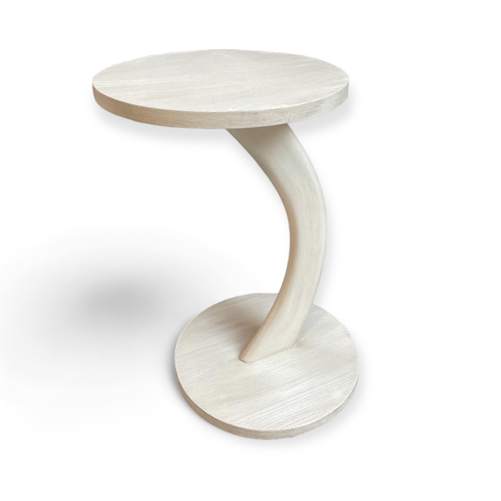 ترابيزة جانبية أوف وايت مودرن - تصميم عصري وناعم لترابيزة جانبية متعددة الاستخدامات، مصنوعة من خشب الزان الطبيعي بقشرة طبيعية ودهان أوف وايت أنيق. مثالية لجانب الكنبة أو الركنة في المساحات المودرن، ويمكن تفصيلها بزجاج أو رخام حسب الرغبة لتناسب ذوقك وألوان ليفينجك المقاساتالعرض 40 سم × الارتفاع 60 سم