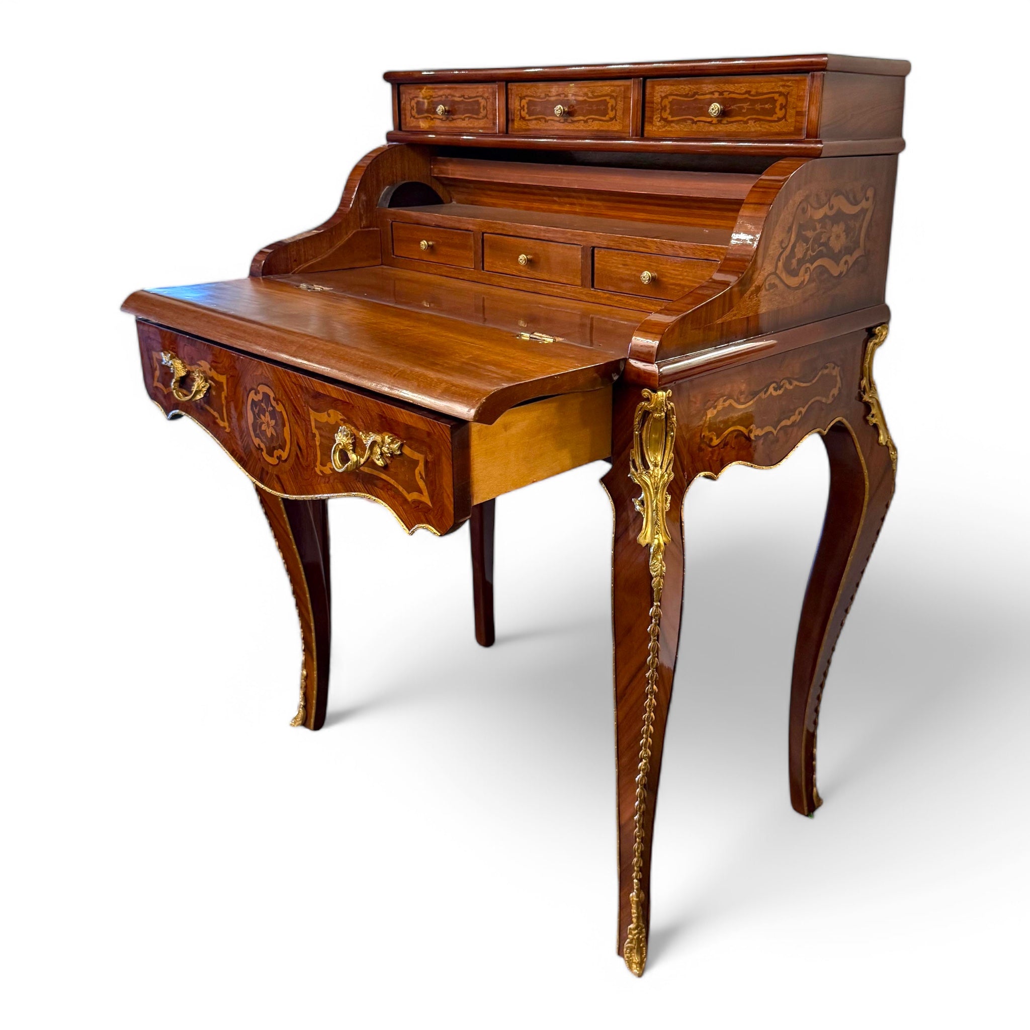 سكرتيرة كلاسيكية فاخرة بزخارف خشبية ونحاسية - سكرتيرة أنيقة بتصميم كلاسيكي راقٍ، مصنوعة من الخشب الطبيعي ومزينة بزخارف يدوية ونقوش خشبية دقيقة، مع لمسات من النحاس المطلي بالذهب. تحتوي على أدراج علوية ومساحة تخزين داخلية، مع سطح كتابة عملي يجعلها مثالية للاستخدام في المكاتب المنزلية أو كقطعة ديكور في الصالونات الفاخرة. العرض: 80 سم الارتفاع: 110 سم العمق: 50 سم