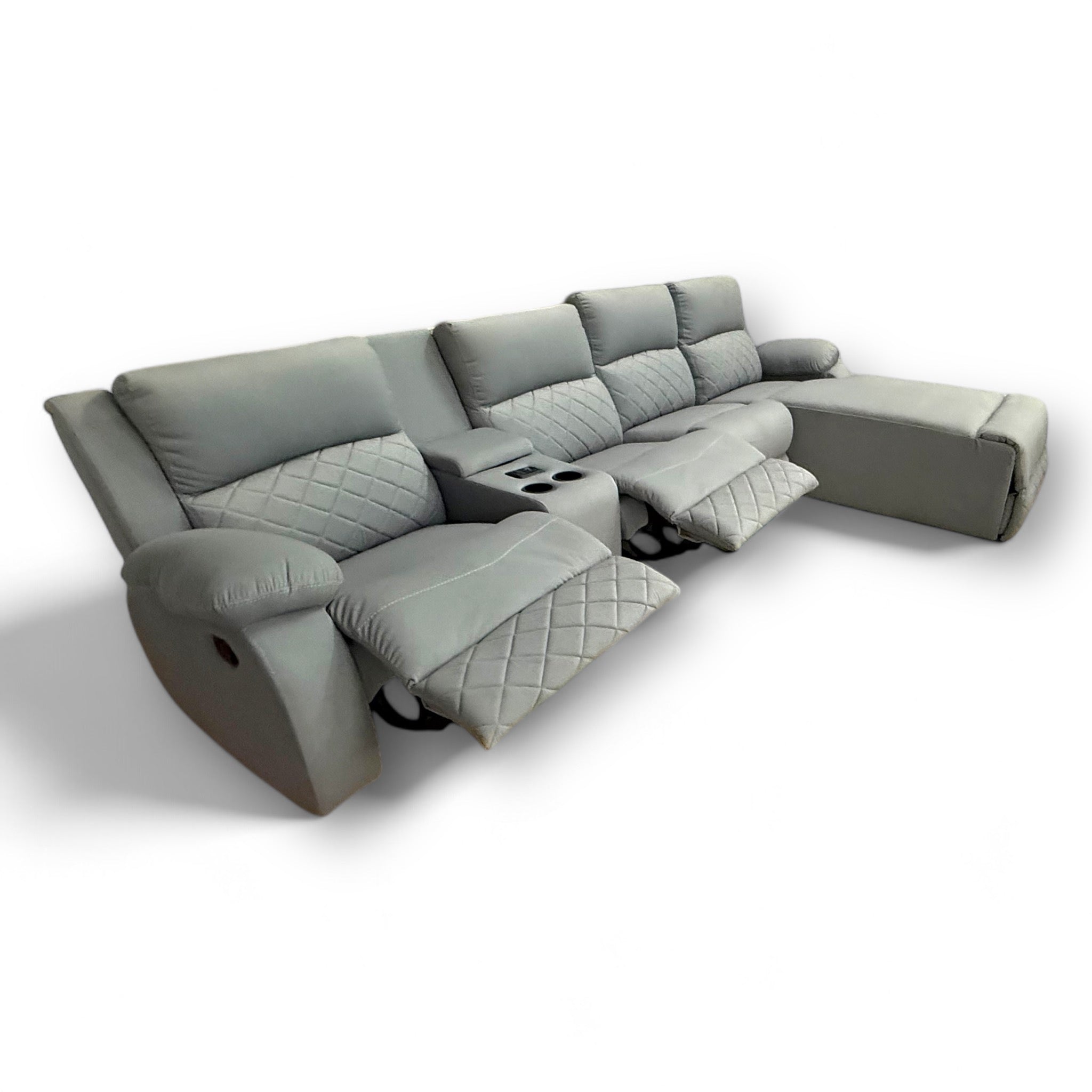 ركنة نابوليا ريكلاينر - ركنة ريكلاينر قماش ترندي -اثنين ميكانيزم تركي ثلاث حركات(شيزلونج-هزاز-دوران) ضمان سنة ضد عيوب الصناعة مع كونسول وسطي مزود باتنين كوب هولدر و اتنين مدخل usp المقاسات: W 200*300CM * H 100 CM