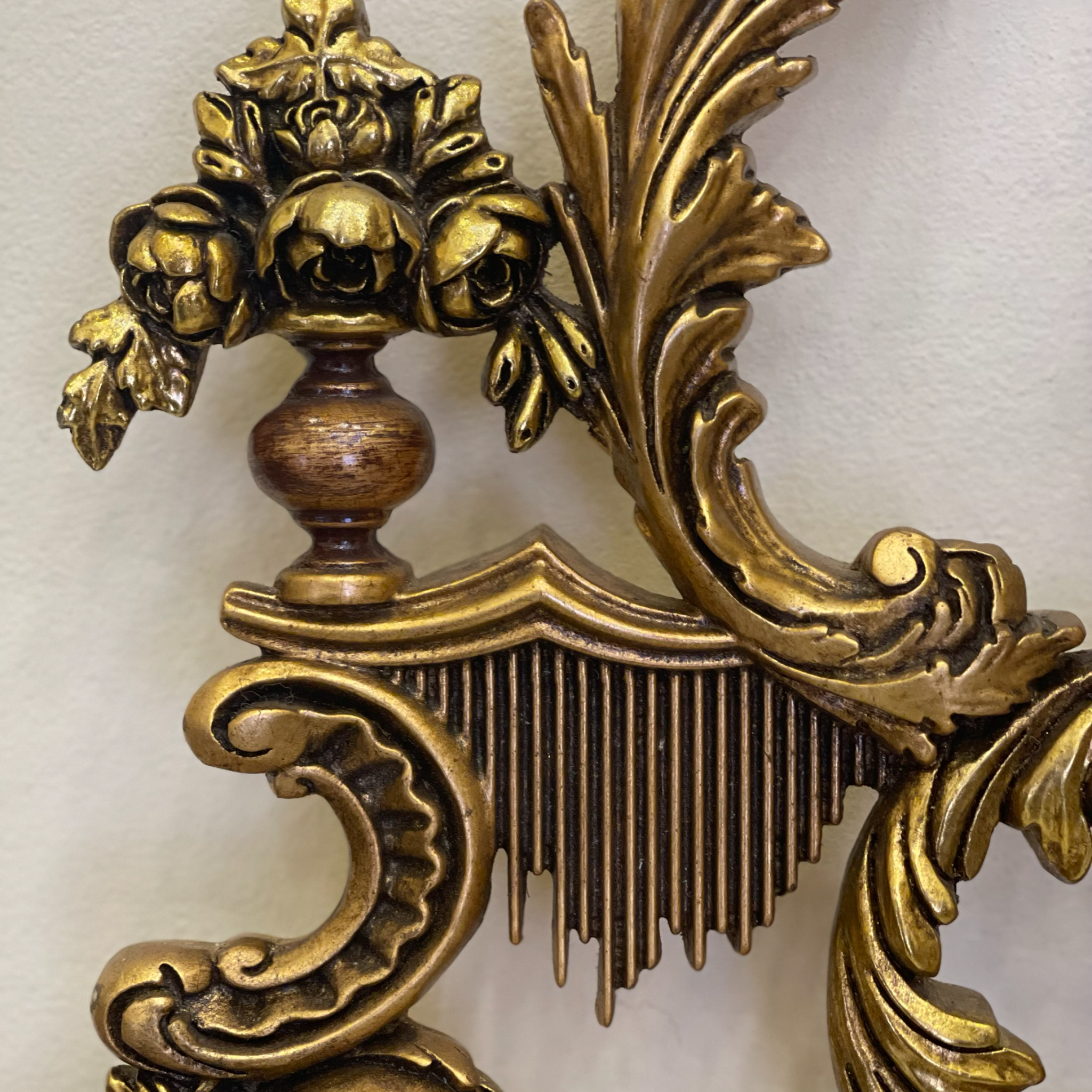 برواز معلق - برواز انتيك من الخشب الزان حفر هاند ميد دهان دهبي و مرايا جريش المقاسات: W 85 CM * H 150 CM