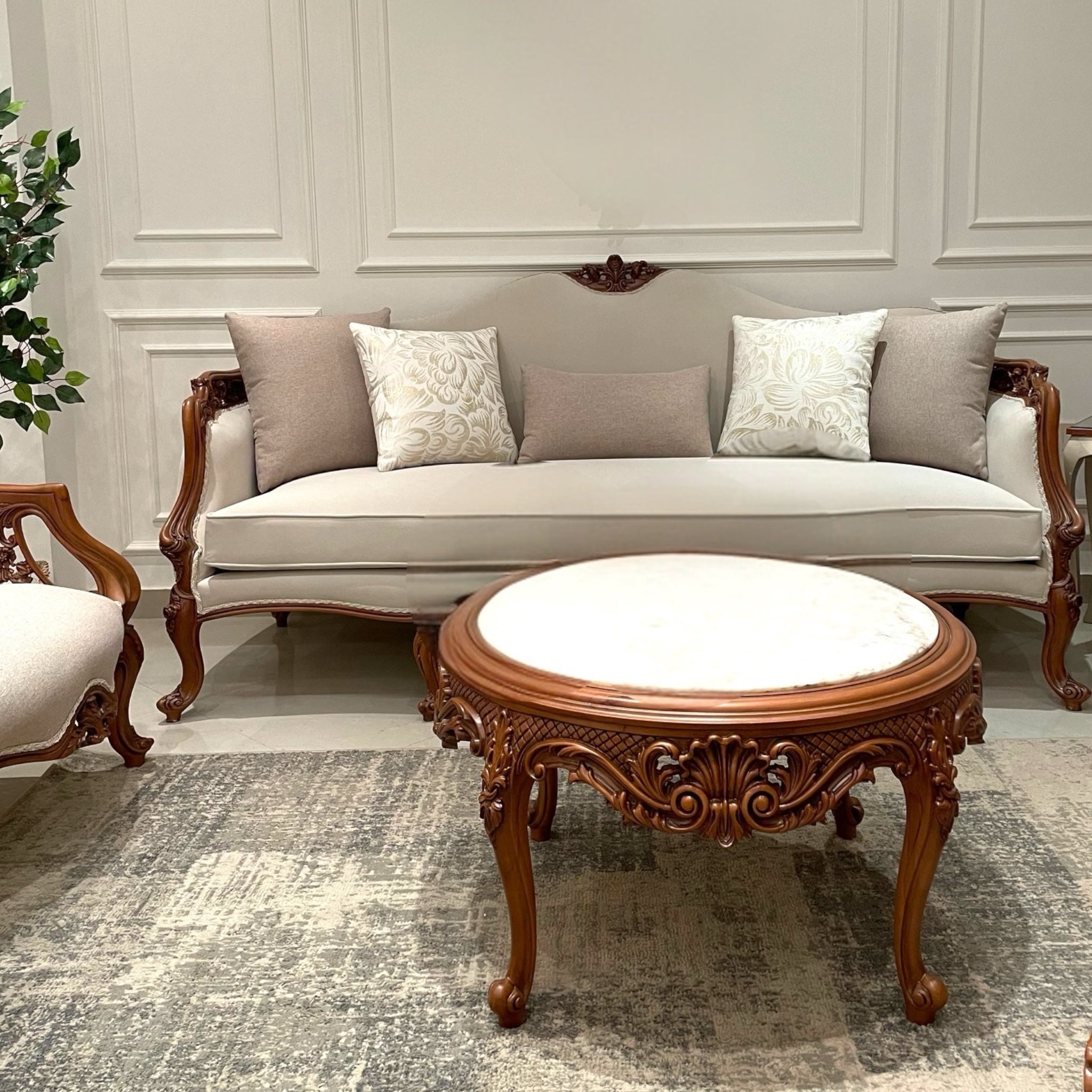 صالون سرايا - طاقم صالون الخشب زان أحمر دهان استر خشبي القماش جيرمن قطيفه والمشجركتان مخلوط ستان الشلت تنجيد سوفت كثافة 35الطقم مكون من :1 كنبة 3 مقعد1 كنبة 2 مقعد2 فوتية1 ترابيزة بالرخامةبانكت1 H W L 105 80 210 كنبة تلاتة مقعد 105 80 170 كنبة اتنين مقعد 105 70 70 فوتيه 105 70 160 شازلونج 50 80 80 ترابيزة