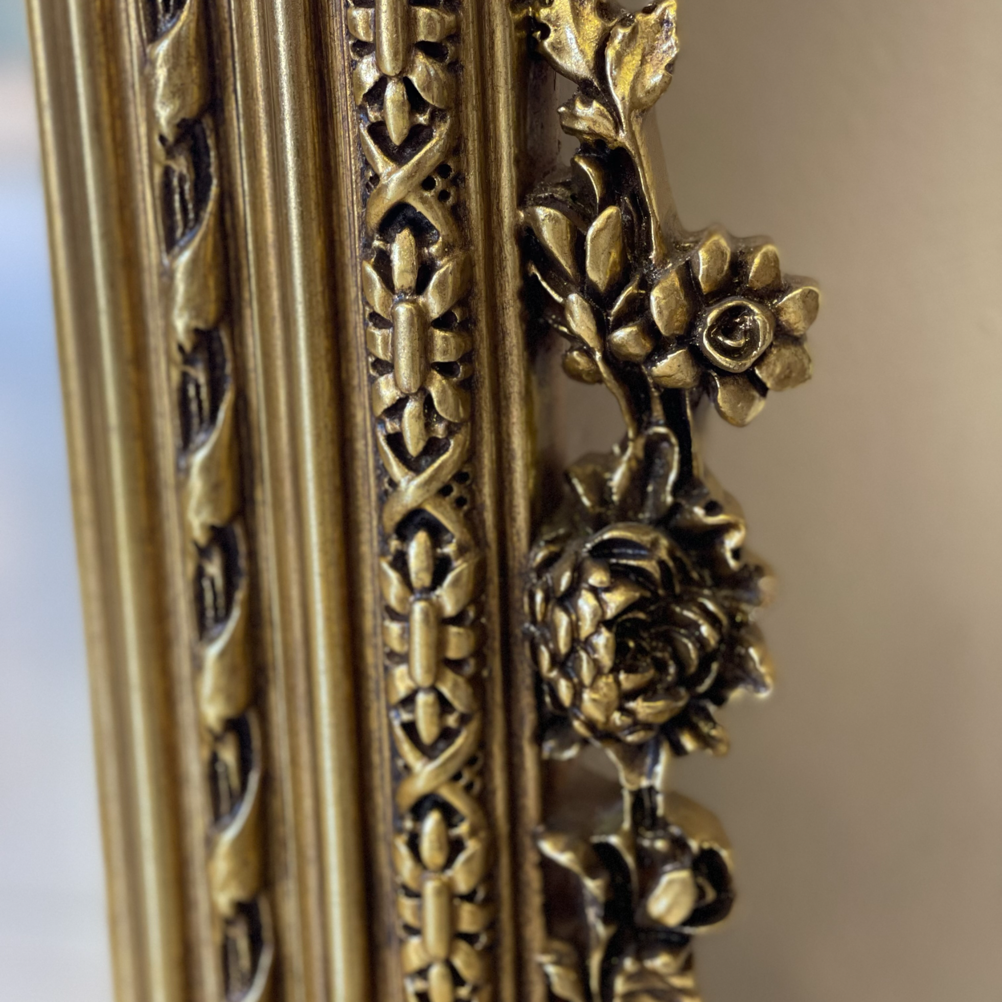 برواز ملكي دهبي - برواز انتيك فخم مصنوع من الخشب الزان الطبيعي والحفر اليدوي المميز لاضافة لمسة جماليه فخمة والدهان ورق دهب متأكسد و المرايا جريش المقاسات: W 140 CM * H 240 CM