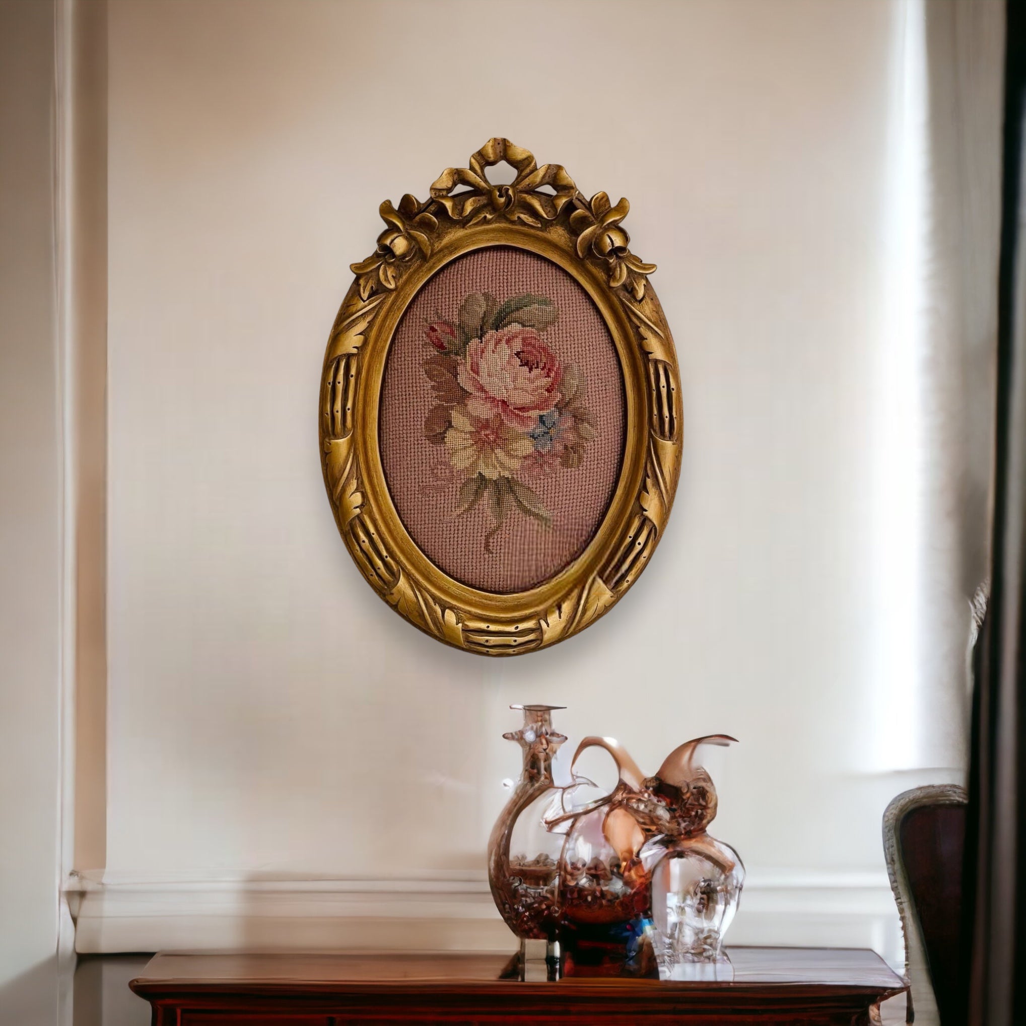 تعليقة ابيسون - تعليقة فيونكة أنتيك من الخشب الطبيعي والحفر اليدوي دهب انتيك مع قطعة من قماش الأبيسون متاح عدة الوان من القطع الابيسون المقاسات: W 24 CM * L 33 CM