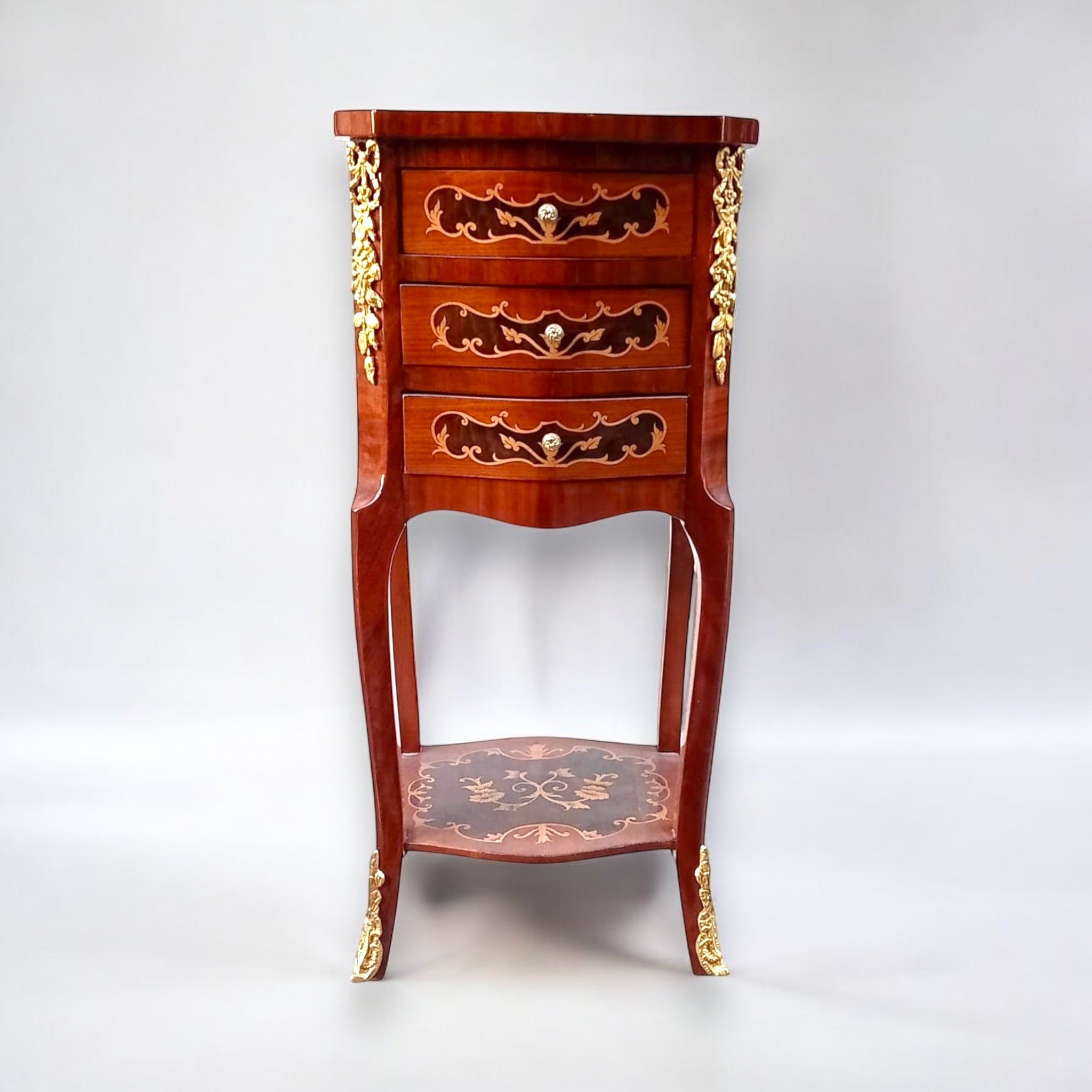 كومود فرنسي مارتكريه – 3 أدراج بتطعيم نحاس يدوي - كومود بتصميم فرنسي فاخر يجمع بين الرقي والدقة الحرفية. مصنوع من أجود أنواع الأخشاب الطبيعية ومطعم بتفاصيل مارتكريه دقيقة ونحاس مشغول يدوياً، مع ثلاثة أدراج لعملية استخدام أنيقة قطعة مميزة تضيف لمسة فنية كلاسيكية لأي مساحة، سواء بجانب السرير أو في ركن أنيق بغرفة المعيشة الخامةخشب طبيعي – قشرة طبيعية – تطعيم مارتكريه – نحاس يدوي المقاساتالعرض 38 سم × الارتفاع 80 سم × العمق 32 سم