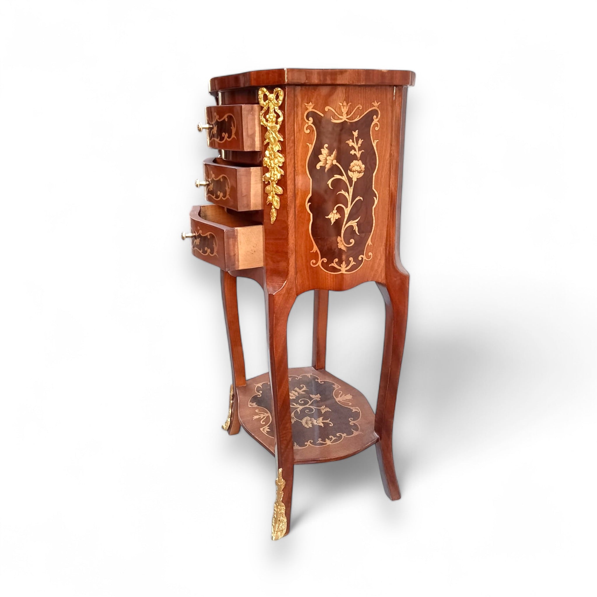 كومود فرنسي مارتكريه – 3 أدراج بتطعيم نحاس يدوي - كومود بتصميم فرنسي فاخر يجمع بين الرقي والدقة الحرفية. مصنوع من أجود أنواع الأخشاب الطبيعية ومطعم بتفاصيل مارتكريه دقيقة ونحاس مشغول يدوياً، مع ثلاثة أدراج لعملية استخدام أنيقة قطعة مميزة تضيف لمسة فنية كلاسيكية لأي مساحة، سواء بجانب السرير أو في ركن أنيق بغرفة المعيشة الخامةخشب طبيعي – قشرة طبيعية – تطعيم مارتكريه – نحاس يدوي المقاساتالعرض 38 سم × الارتفاع 80 سم × العمق 32 سم