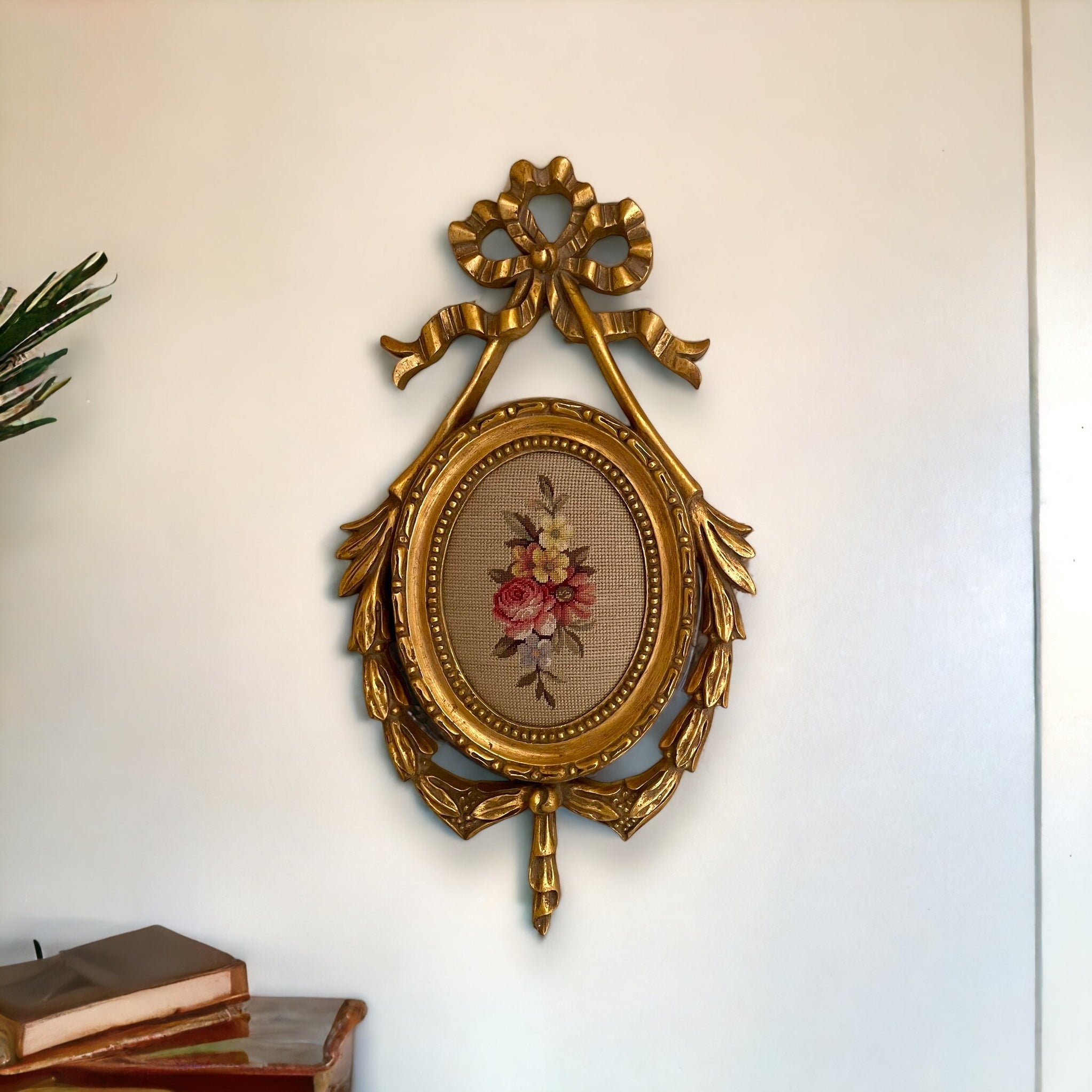 تعليقة فيونكة ابيسون - تعليقة فيونكة أنتيك من الخشب الطبيعي والحفر اليدوي دهبي مترب و تنجيد بقطعة من الابيسون المقاسات: W 58CM * L 32 CM